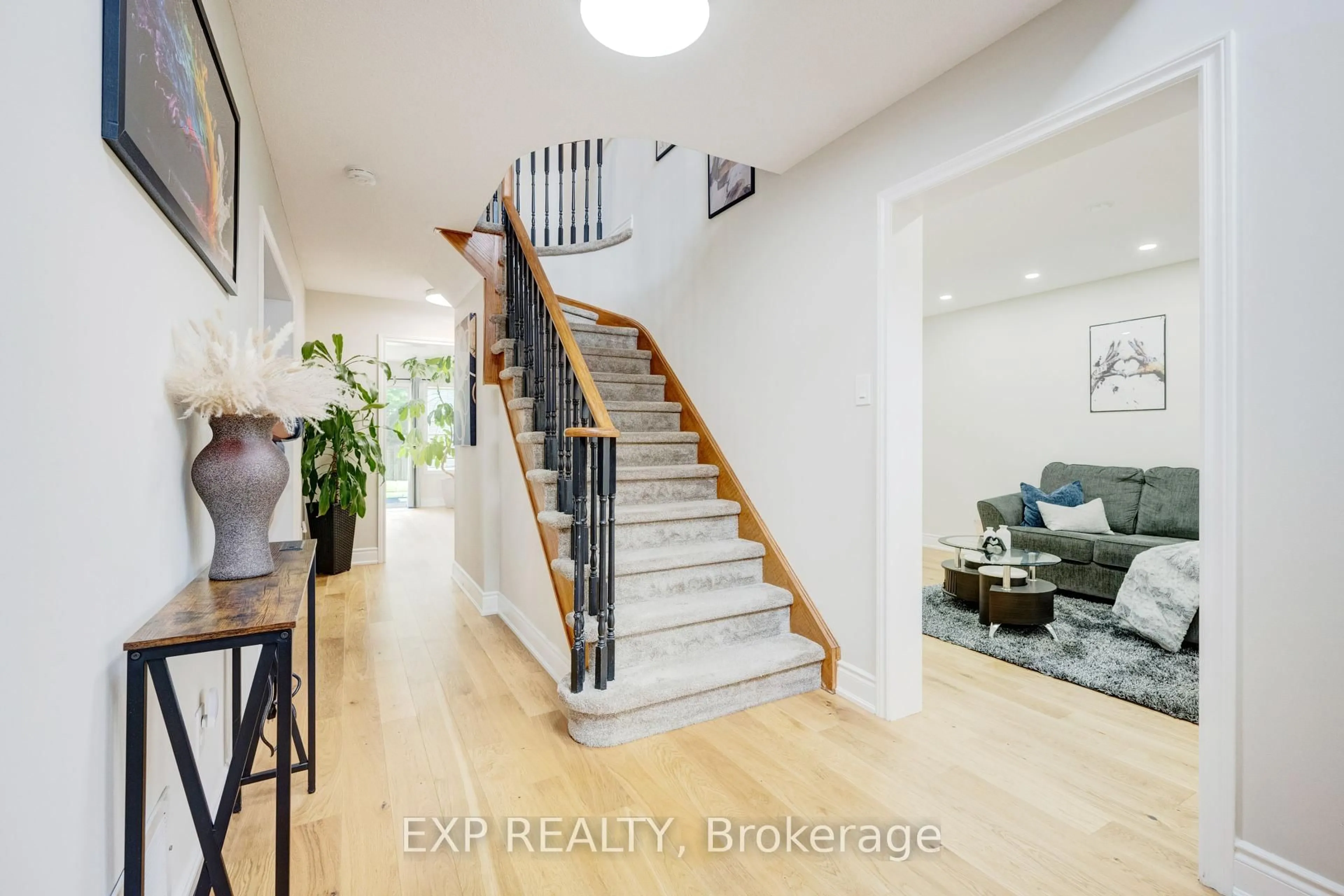 Indoor entryway for 5 Watson Rd, Halton Hills Ontario L7G 5N8