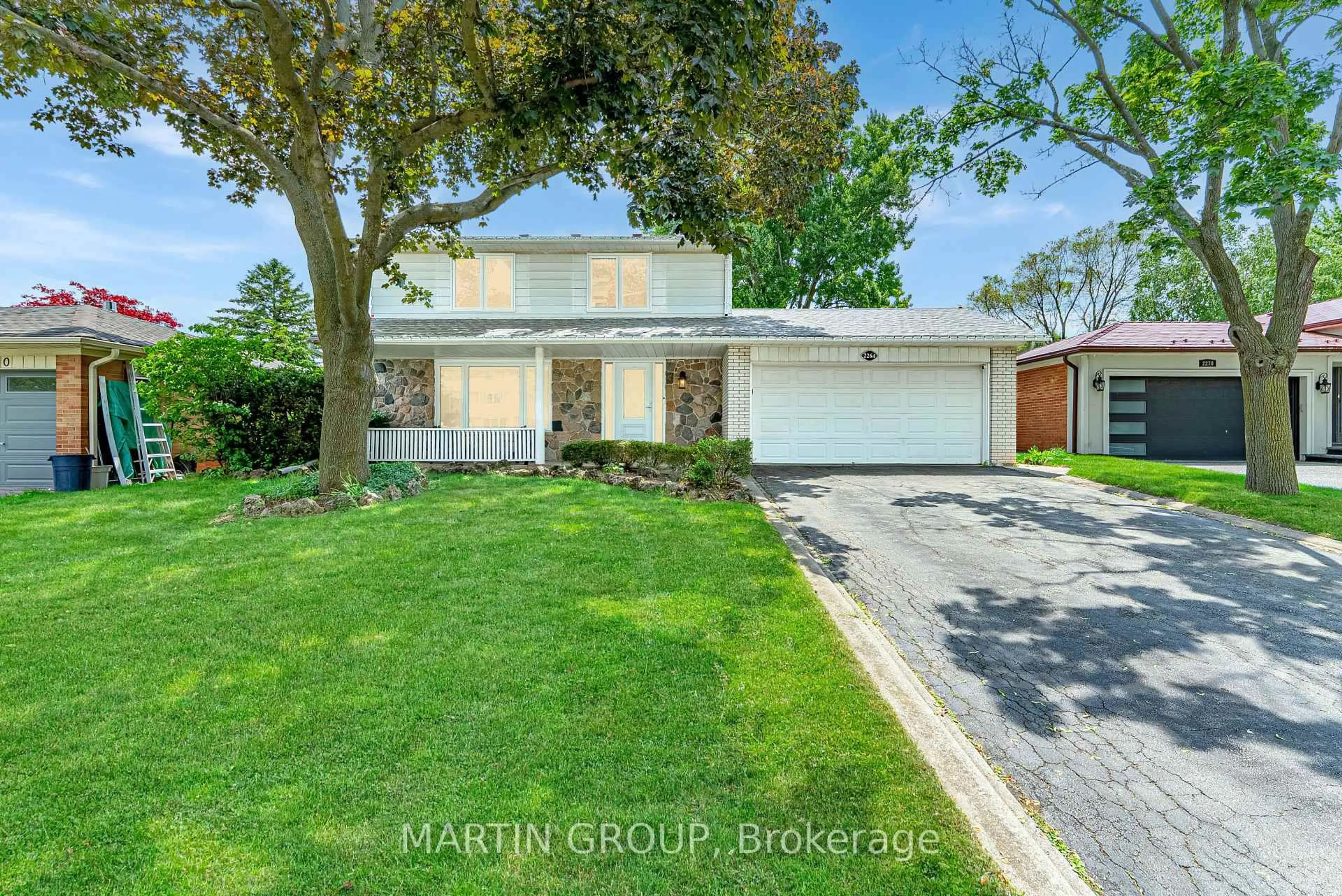 A pic from outside/outdoor area/front of a property/back of a property/a pic from drone, street for 2264 Yolanda Dr, Oakville Ontario L6L 2H8