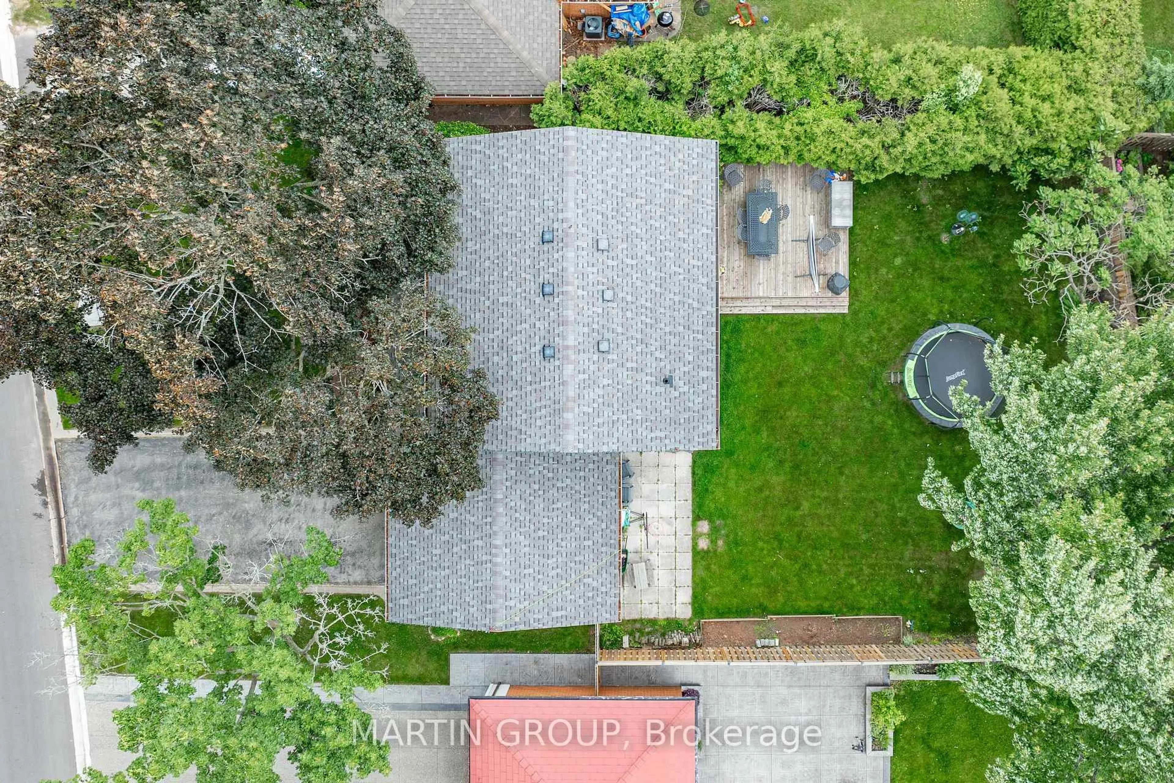A pic from outside/outdoor area/front of a property/back of a property/a pic from drone, street for 2264 Yolanda Dr, Oakville Ontario L6L 2H8
