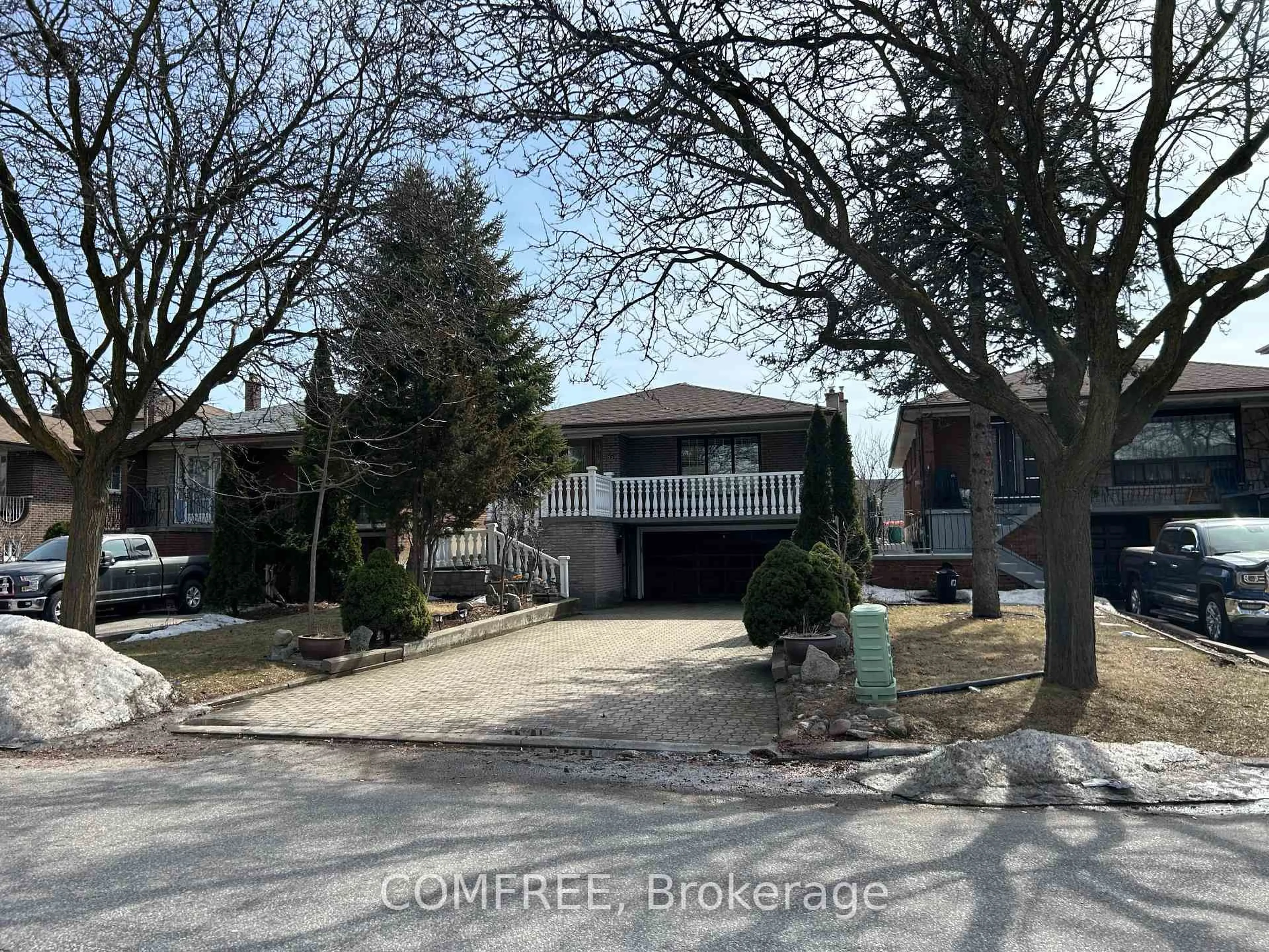 A pic from outside/outdoor area/front of a property/back of a property/a pic from drone, street for 85 Downsview Ave, Toronto Ontario M3M 1E1