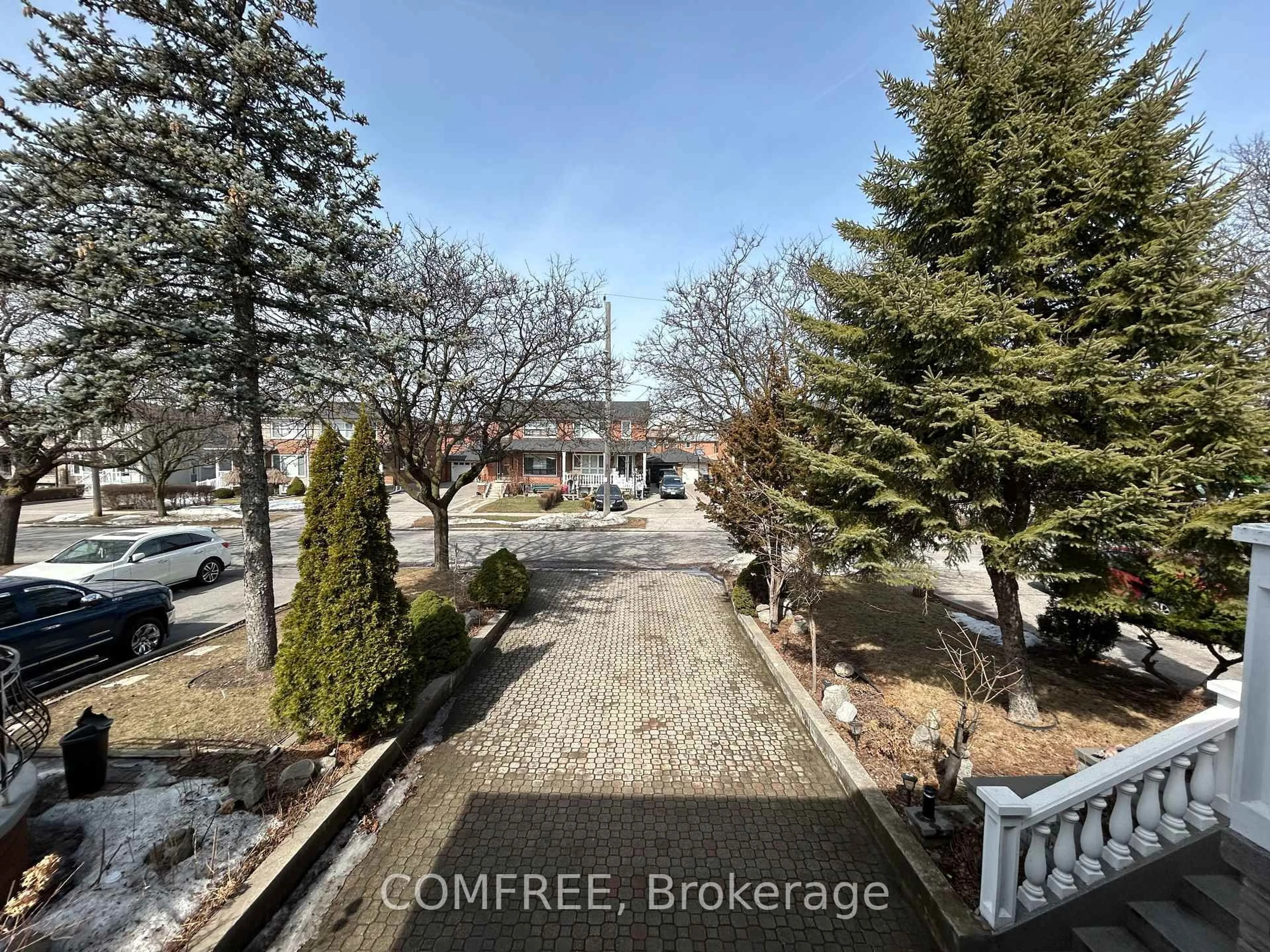 A pic from outside/outdoor area/front of a property/back of a property/a pic from drone, street for 85 Downsview Ave, Toronto Ontario M3M 1E1