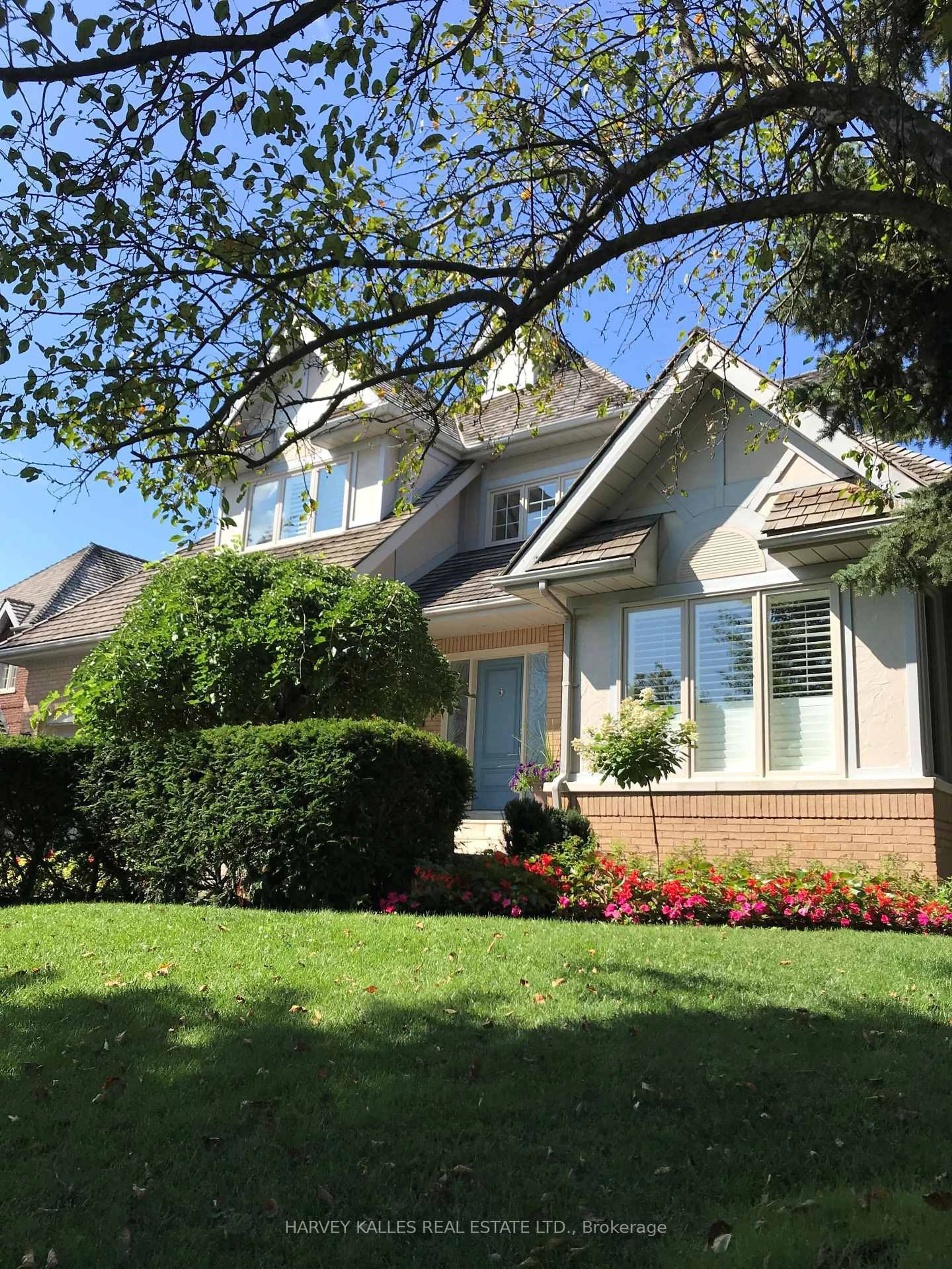 Home with vinyl exterior material, street for 5108 Forest Hill Dr, Mississauga Ontario L5M 5A3