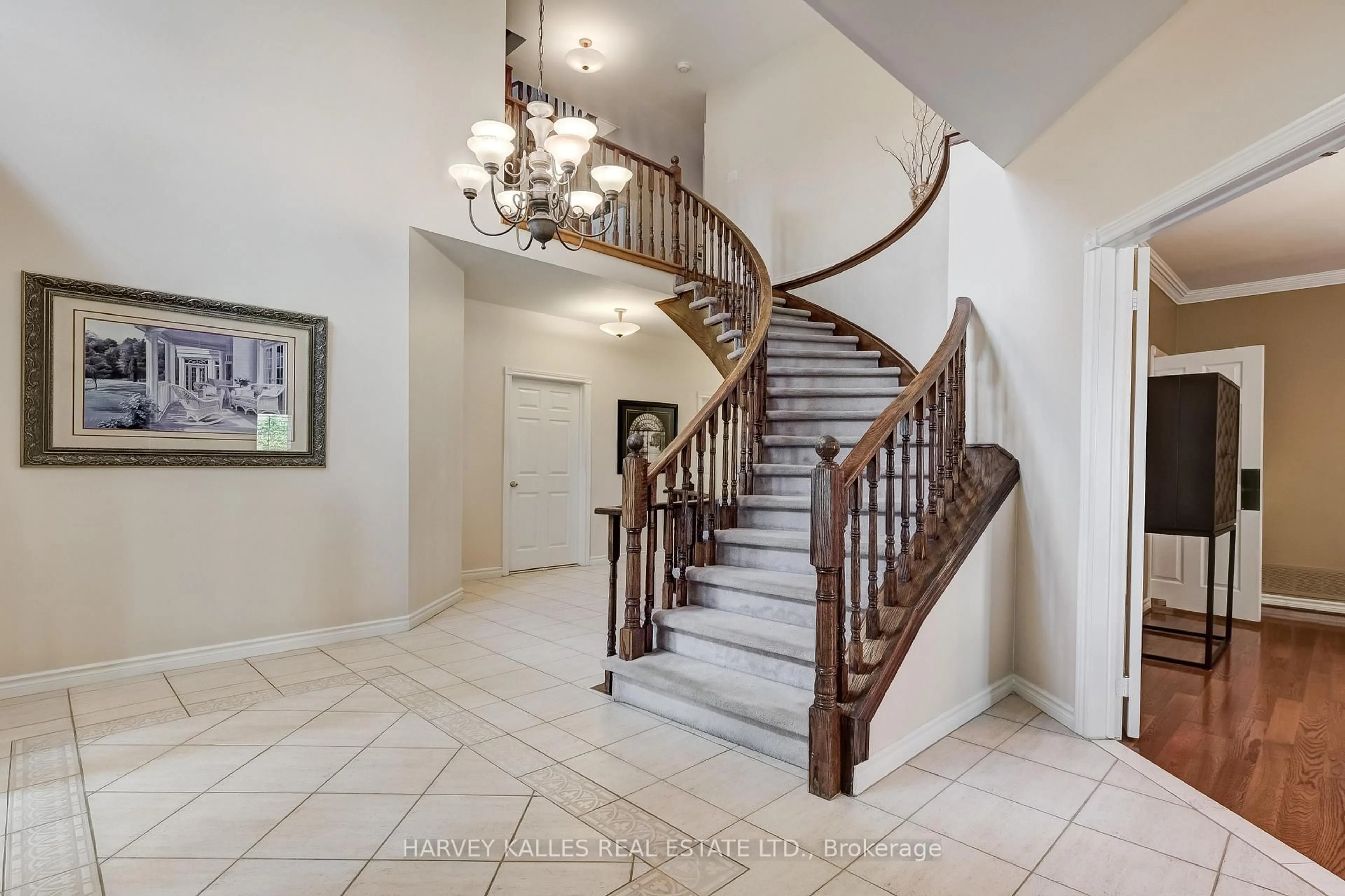 Indoor foyer for 5108 Forest Hill Dr, Mississauga Ontario L5M 5A3
