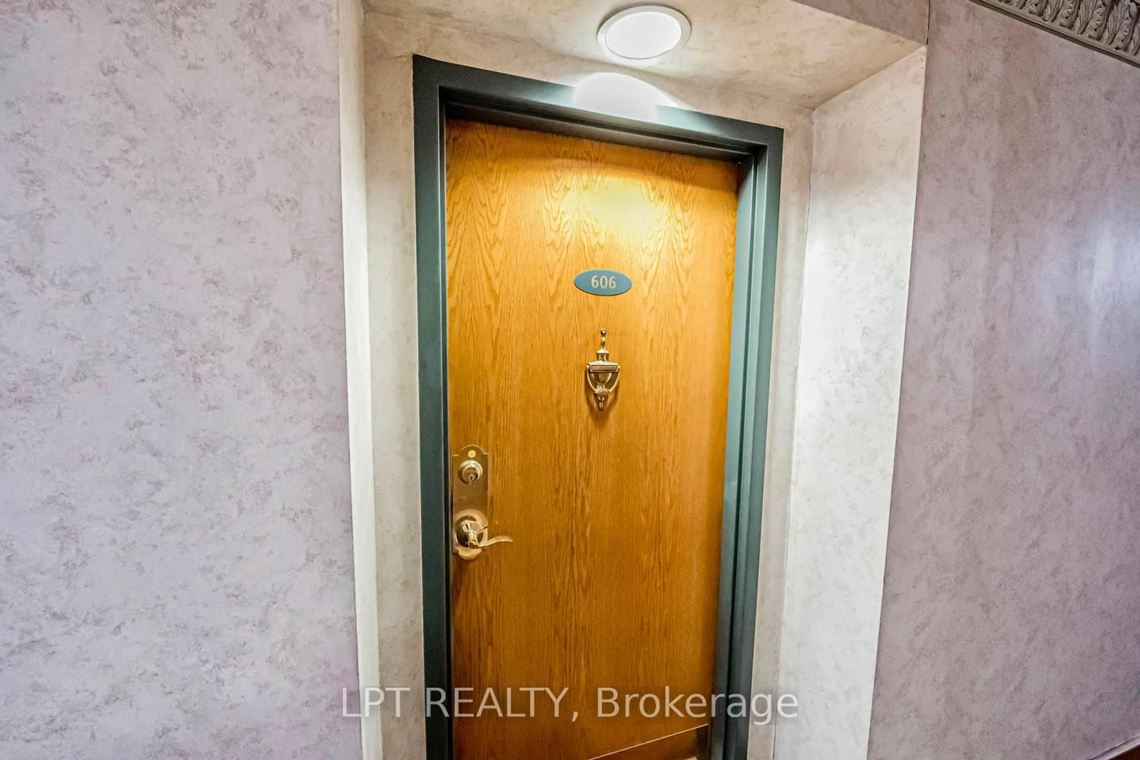 Indoor entryway for 320 Mill St #606, Brampton Ontario L6Y 3V2