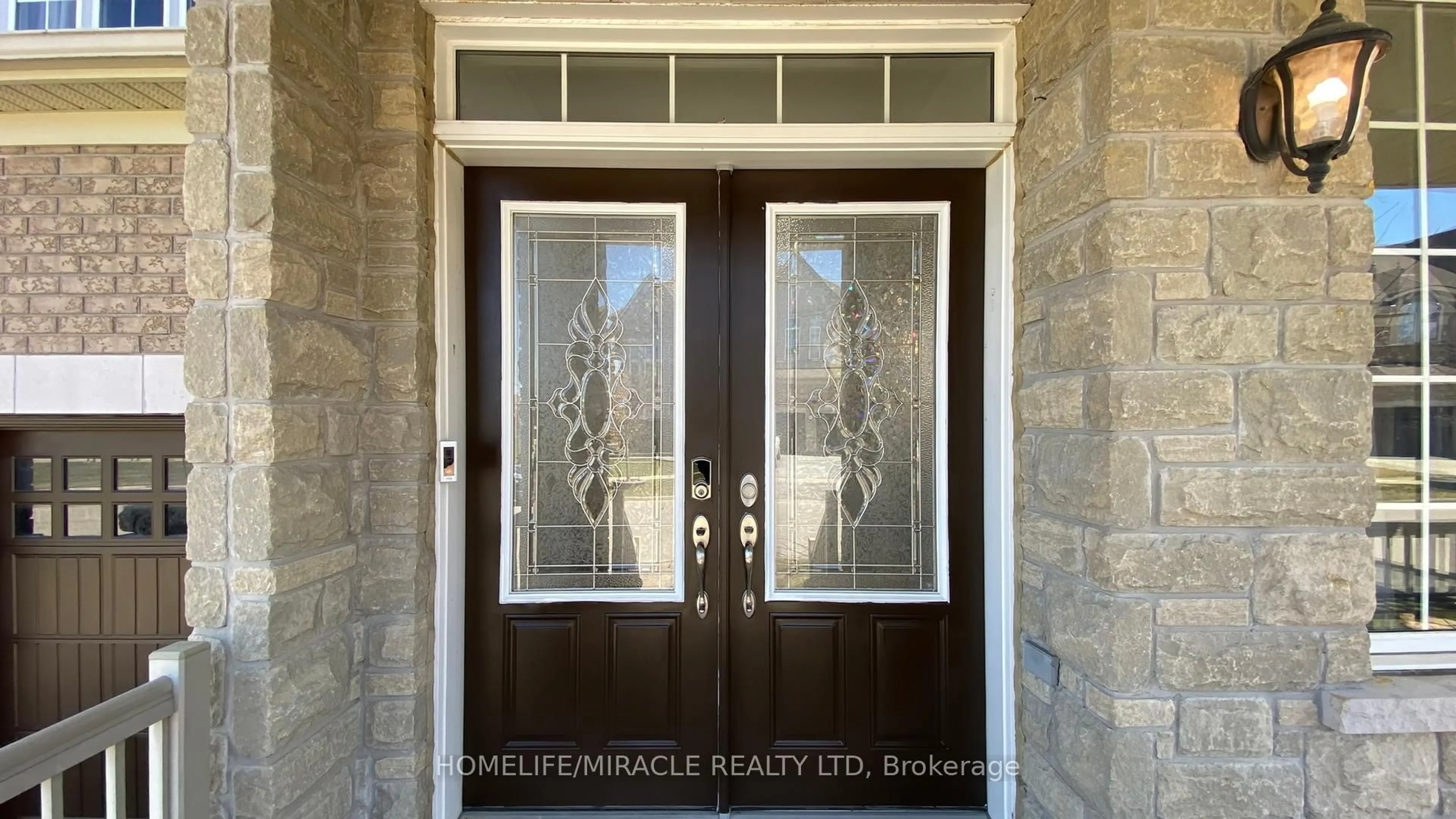 Indoor entryway for 33 Garryoaks Dr, Brampton Ontario L6P 3E2