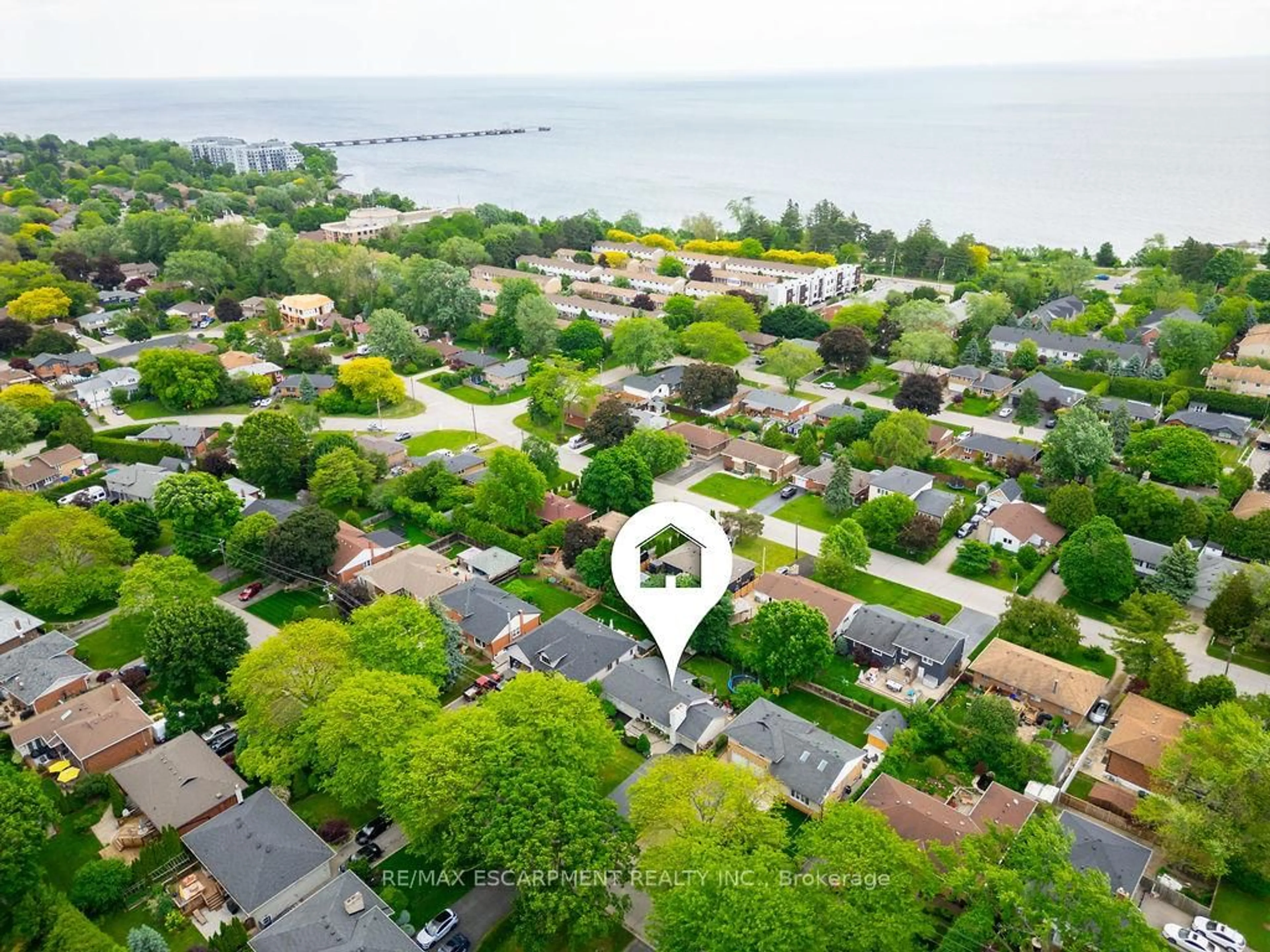 A pic from outside/outdoor area/front of a property/back of a property/a pic from drone, water/lake/river/ocean view for 5422 Winston Rd, Burlington Ontario L7L 3B2