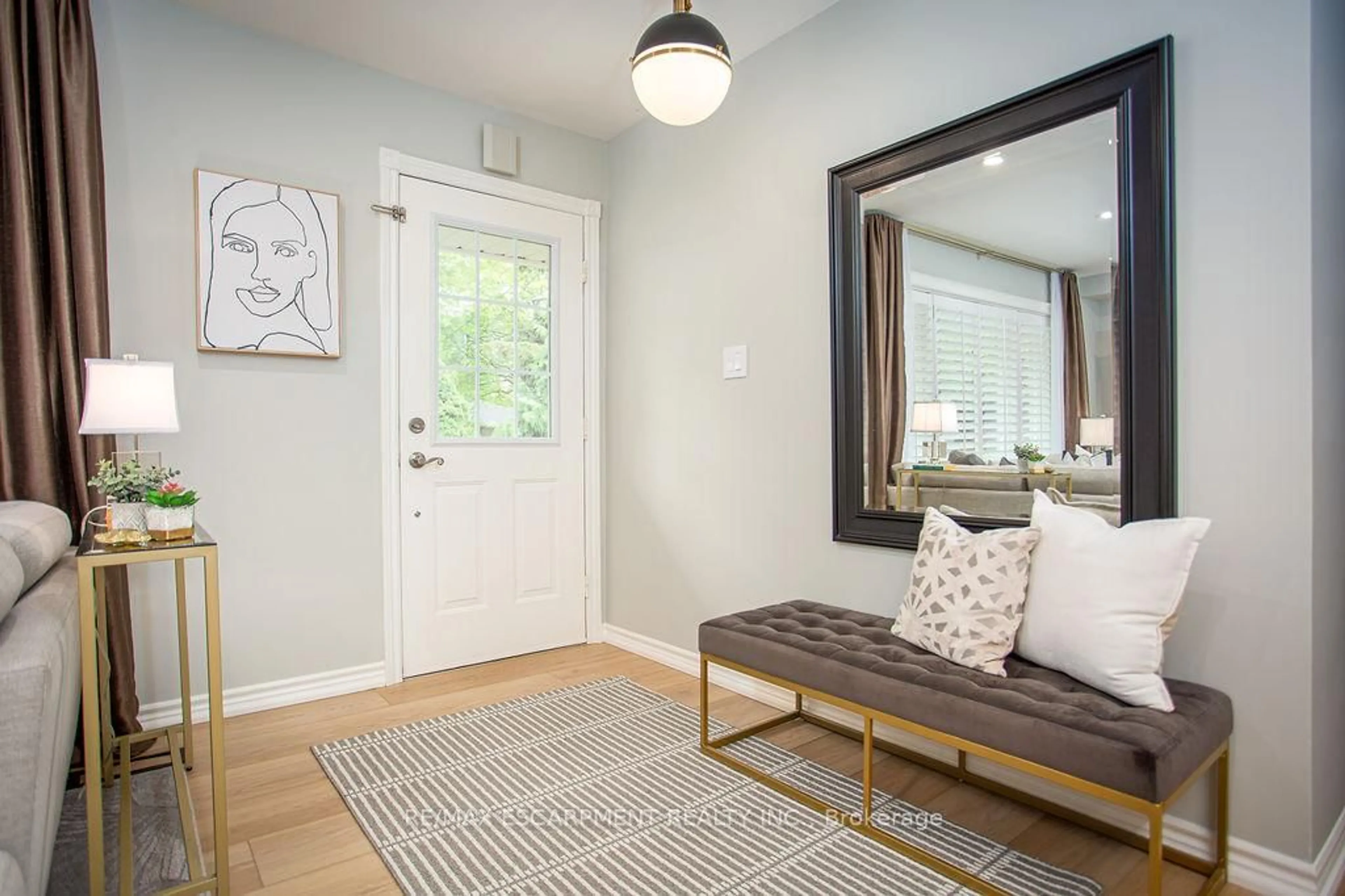 Indoor entryway for 5422 Winston Rd, Burlington Ontario L7L 3B2