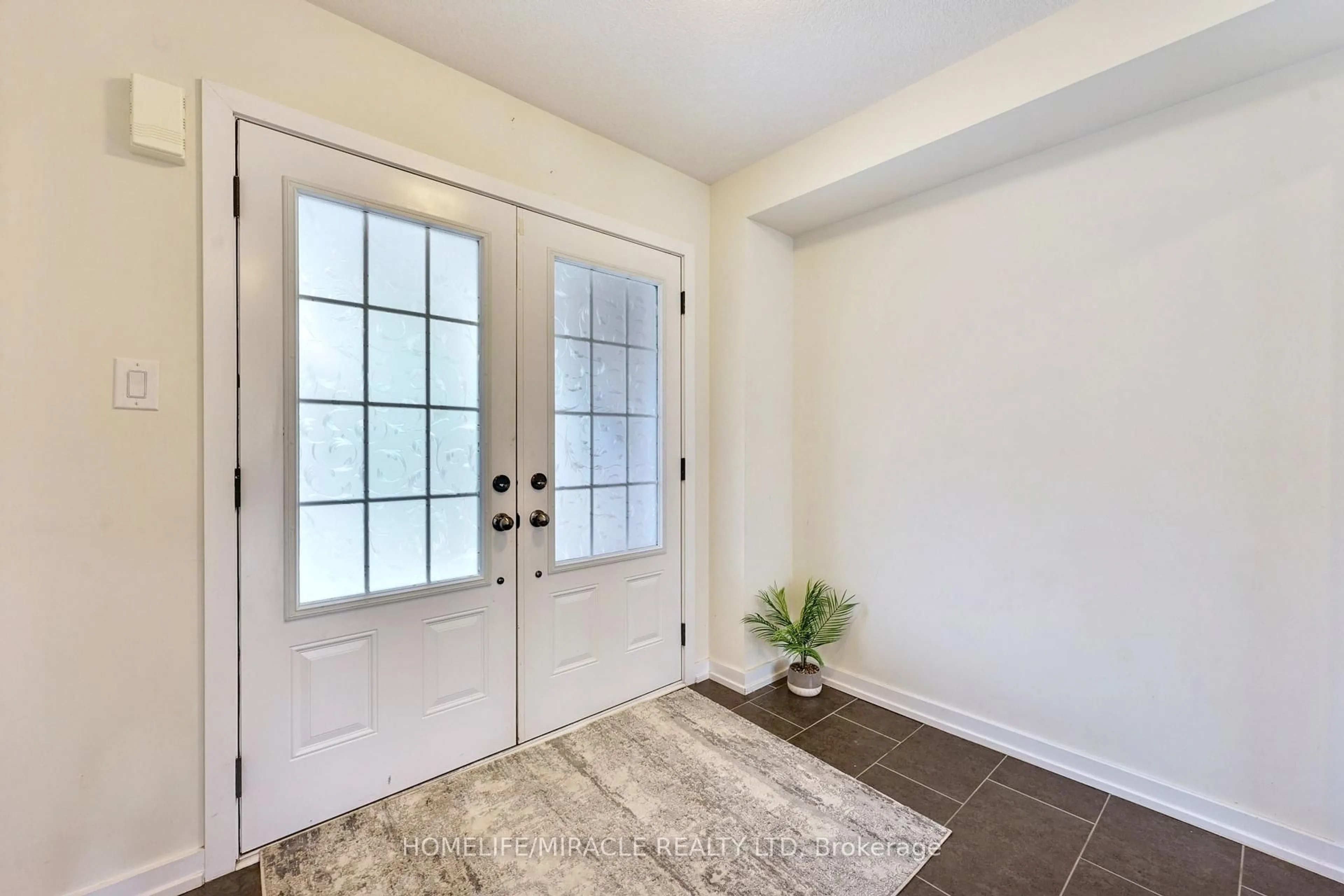 Indoor entryway for 108 Golden Spring Dr, Brampton Ontario L7A 4N7
