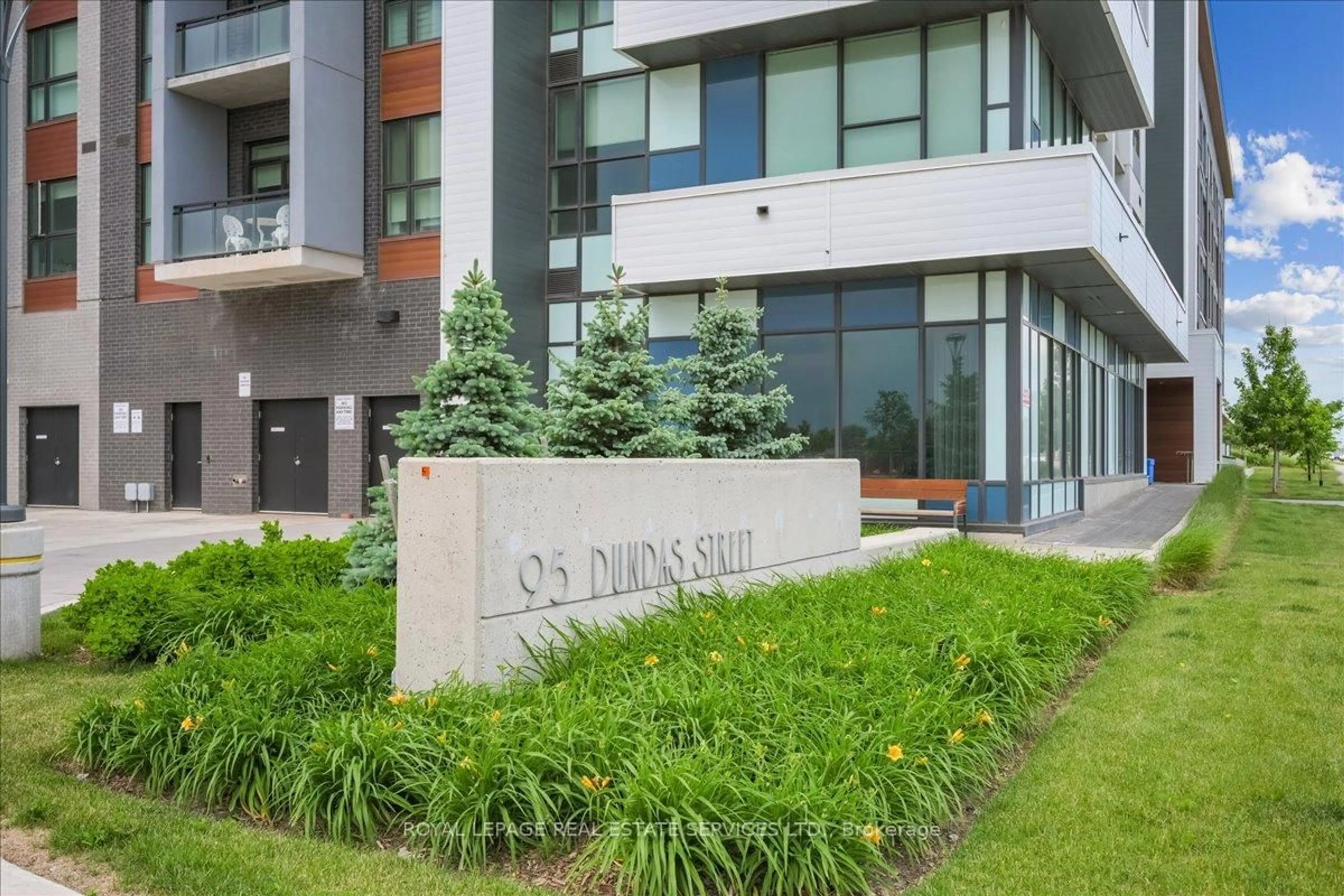 Indoor foyer for 95 DUNDAS St #125, Oakville Ontario L6M 5N4