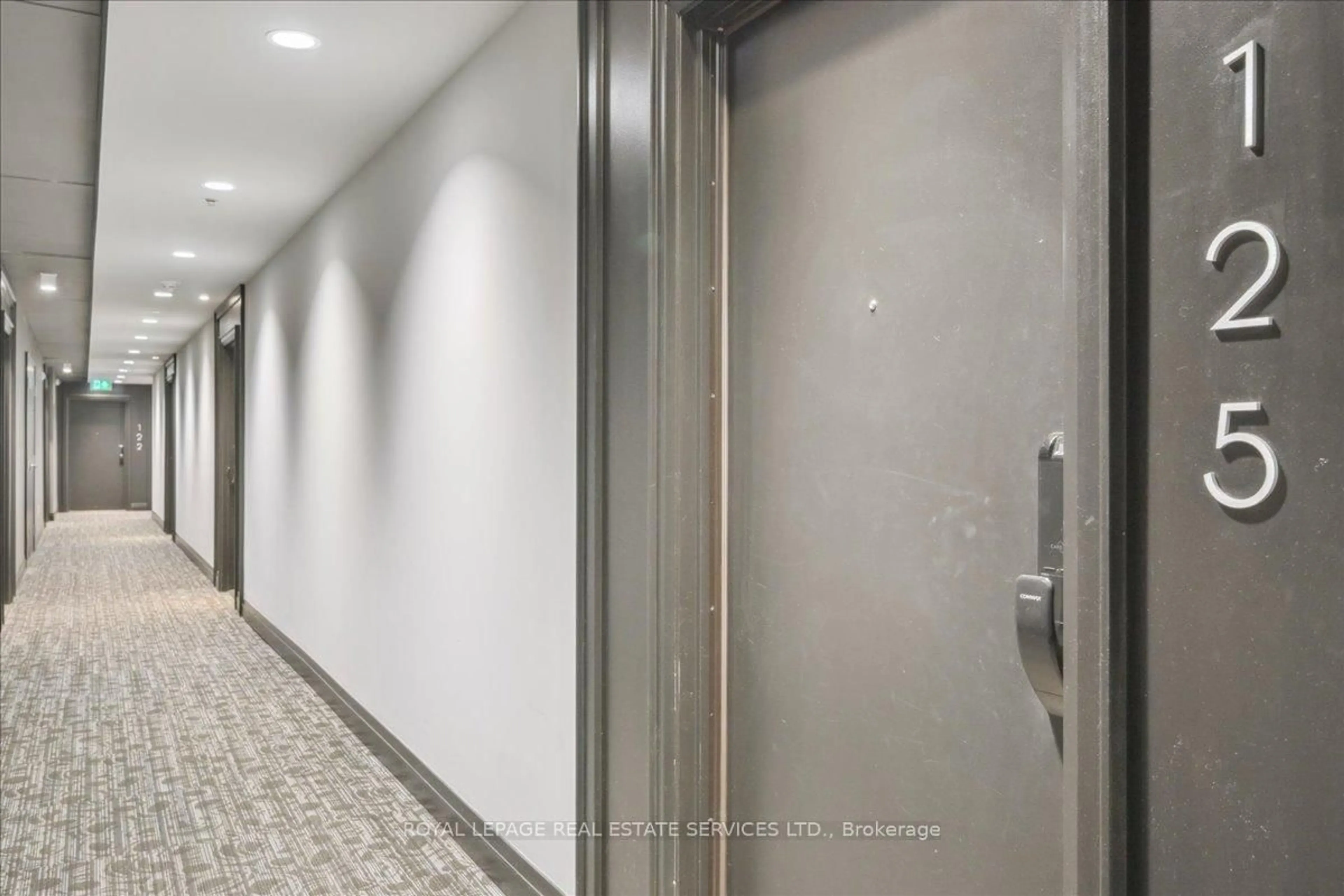Indoor foyer for 95 DUNDAS St #125, Oakville Ontario L6M 5N4