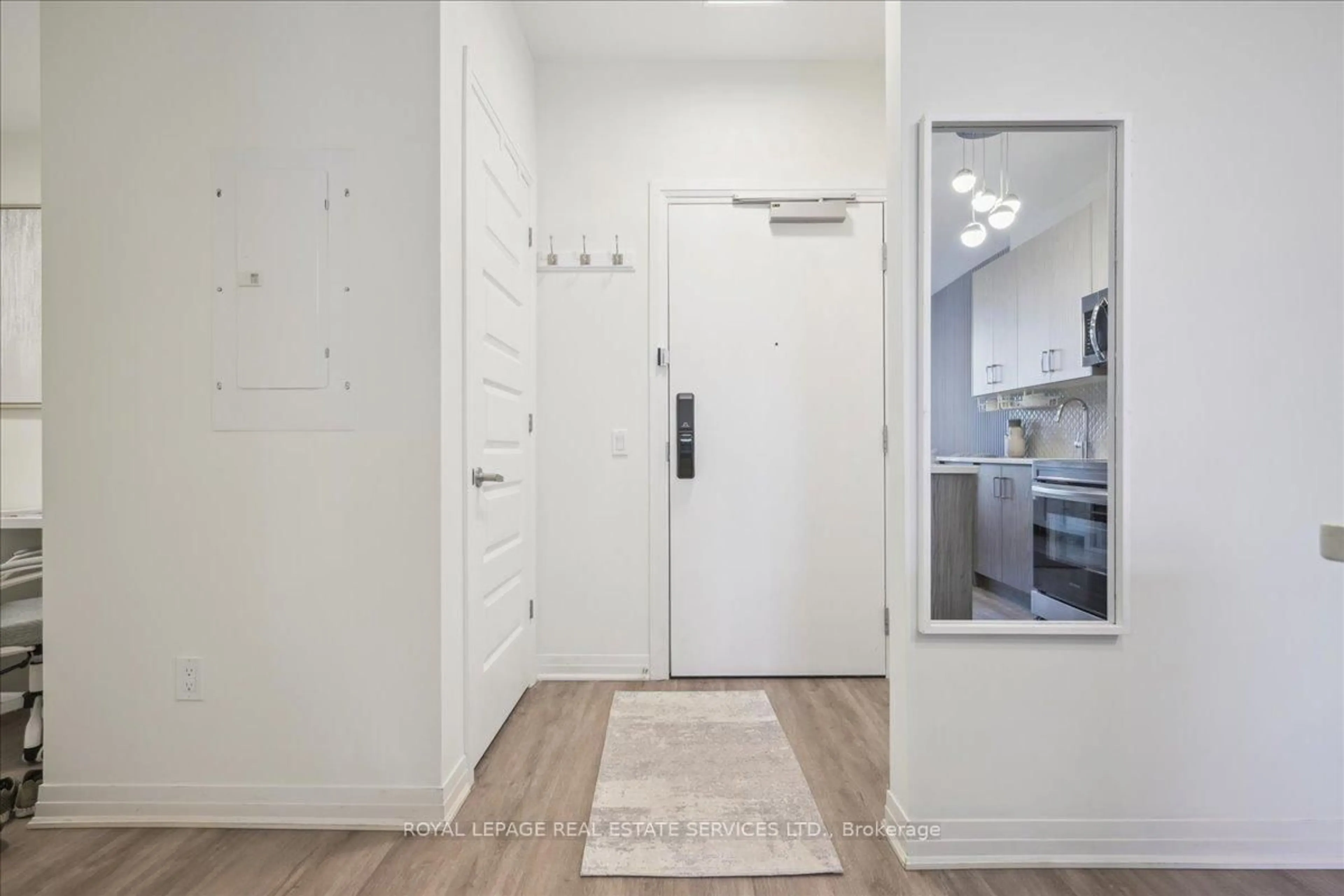 Indoor entryway for 95 DUNDAS St #125, Oakville Ontario L6M 5N4