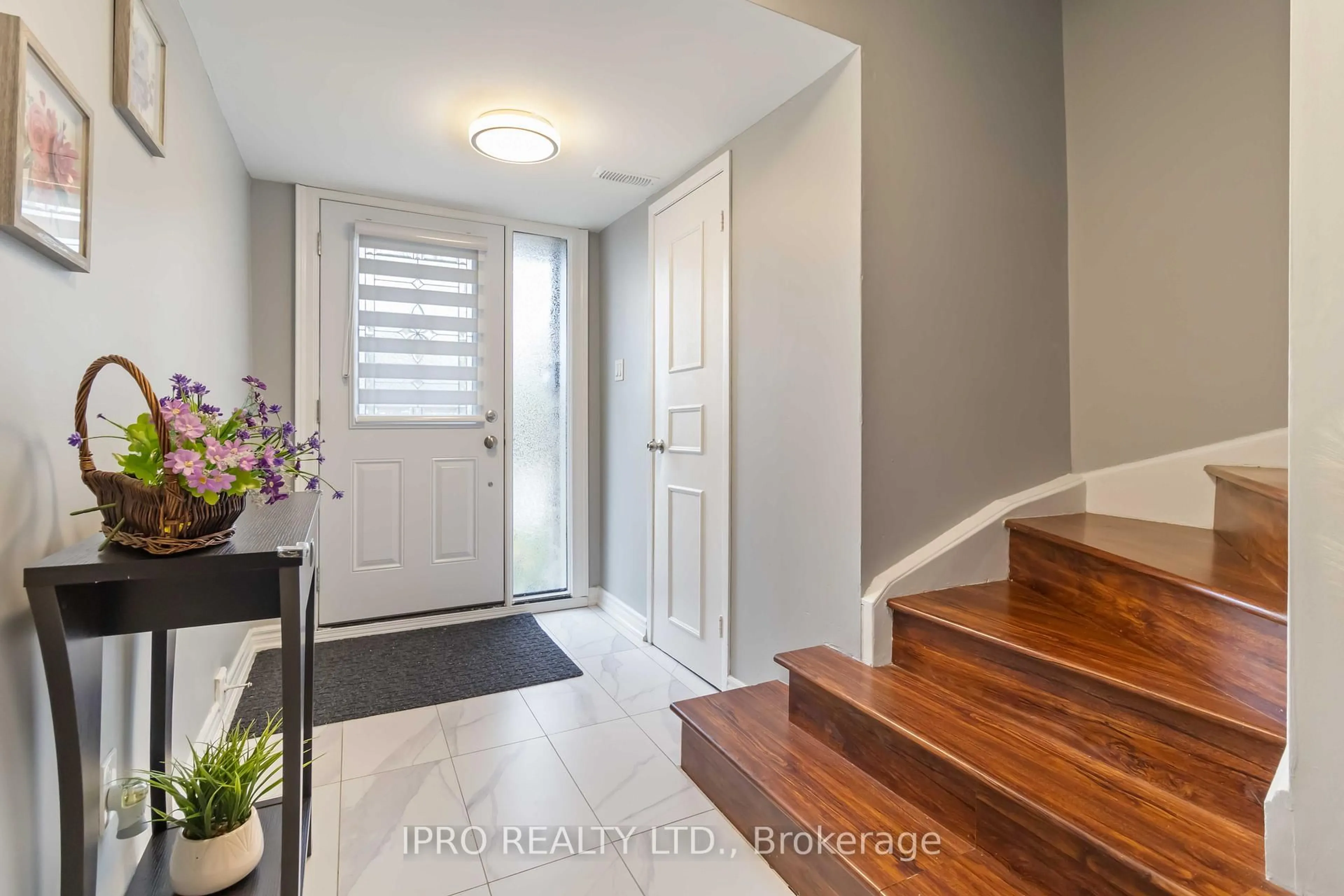 Indoor entryway for 3345 Silverado Dr #64, Mississauga Ontario L5A 3Y8