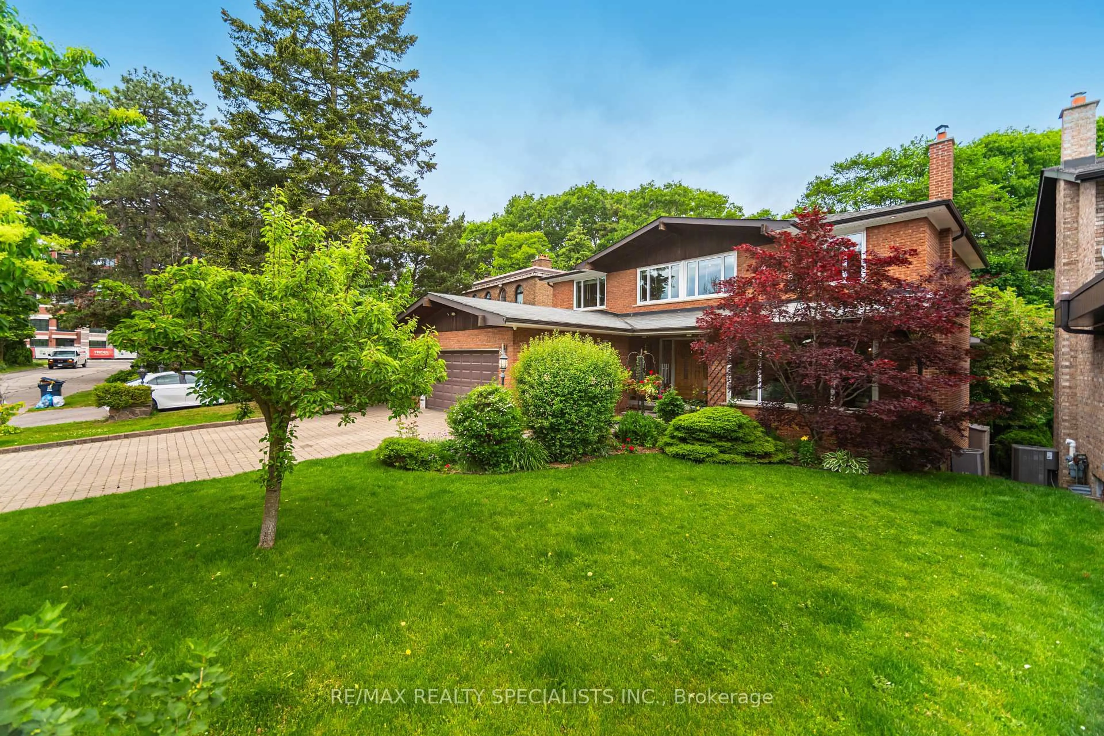 A pic from outside/outdoor area/front of a property/back of a property/a pic from drone, street for 8 Strath Humber Crt, Toronto Ontario M9A 4C7