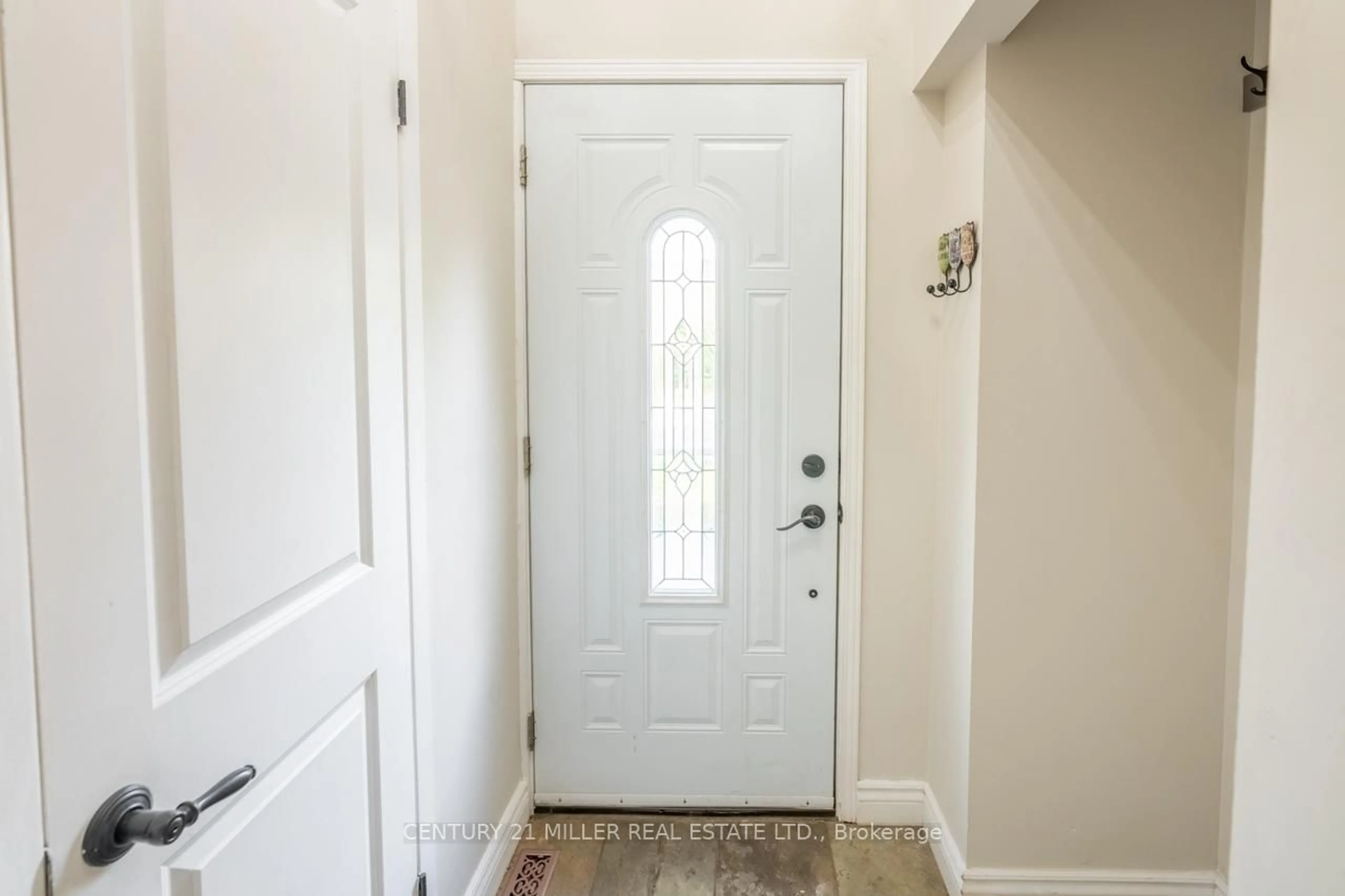 Indoor entryway for 403 Ontario St, Milton Ontario L9T 1X9