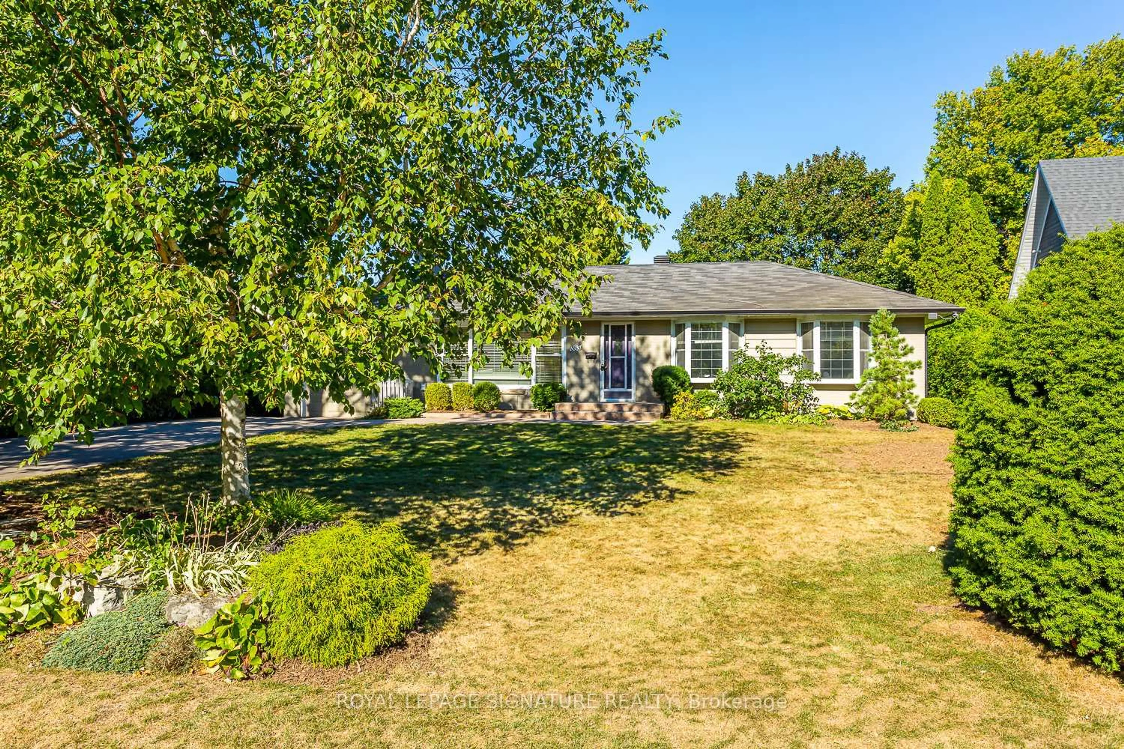 A pic from outside/outdoor area/front of a property/back of a property/a pic from drone, street for 383 Maplehurst Ave, Oakville Ontario L6L 4Y3