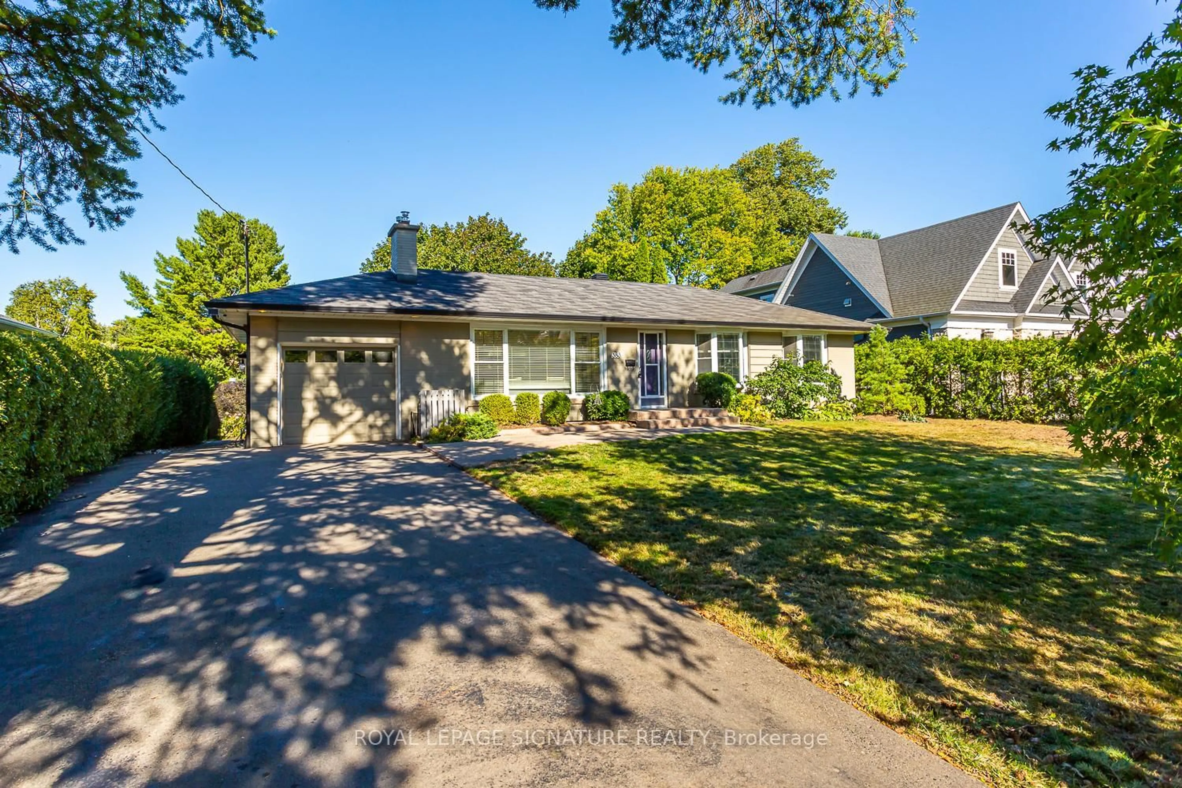 A pic from outside/outdoor area/front of a property/back of a property/a pic from drone, street for 383 Maplehurst Ave, Oakville Ontario L6L 4Y3