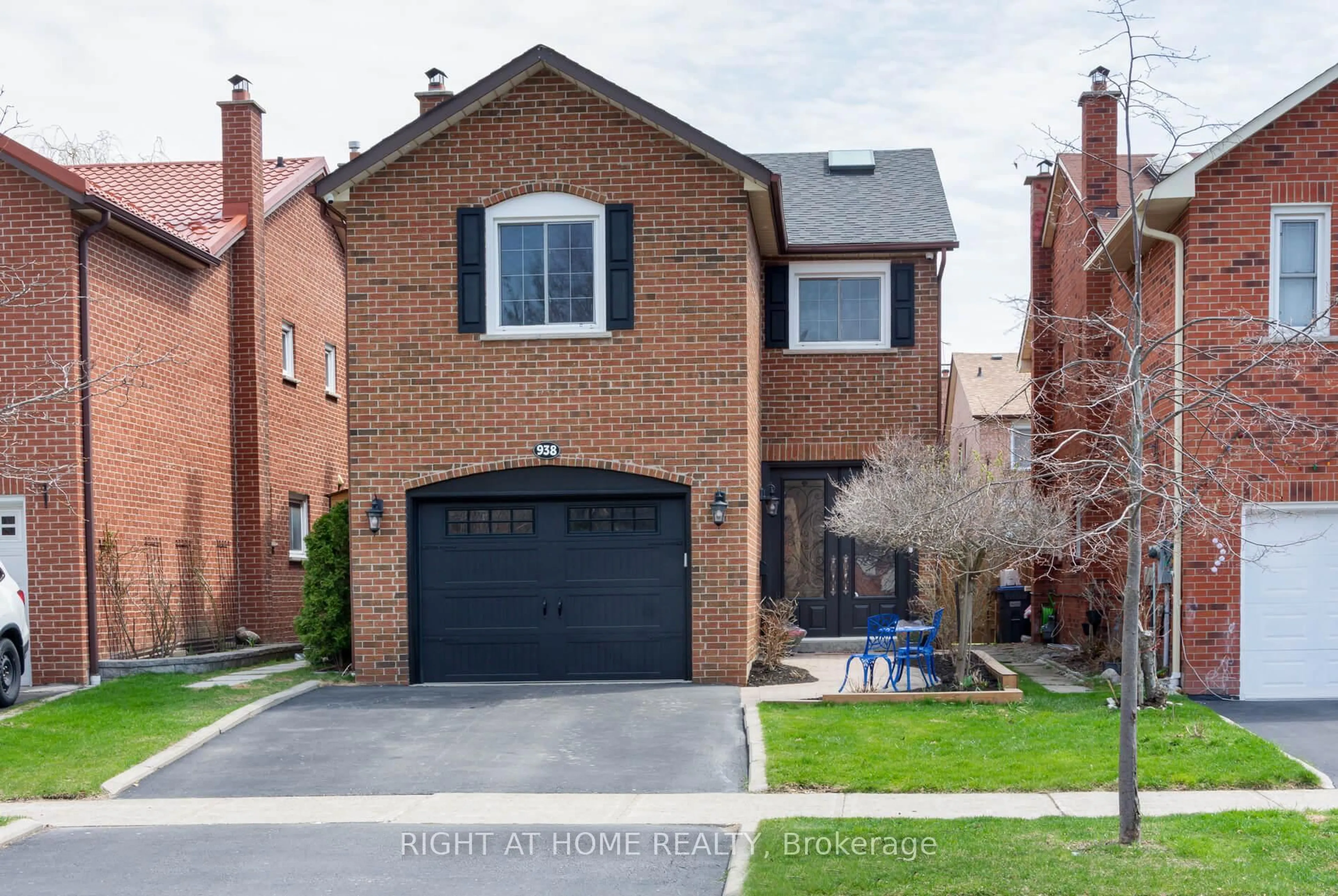 Home with brick exterior material, street for 938 Deer Ru, Mississauga Ontario L5C 4B2