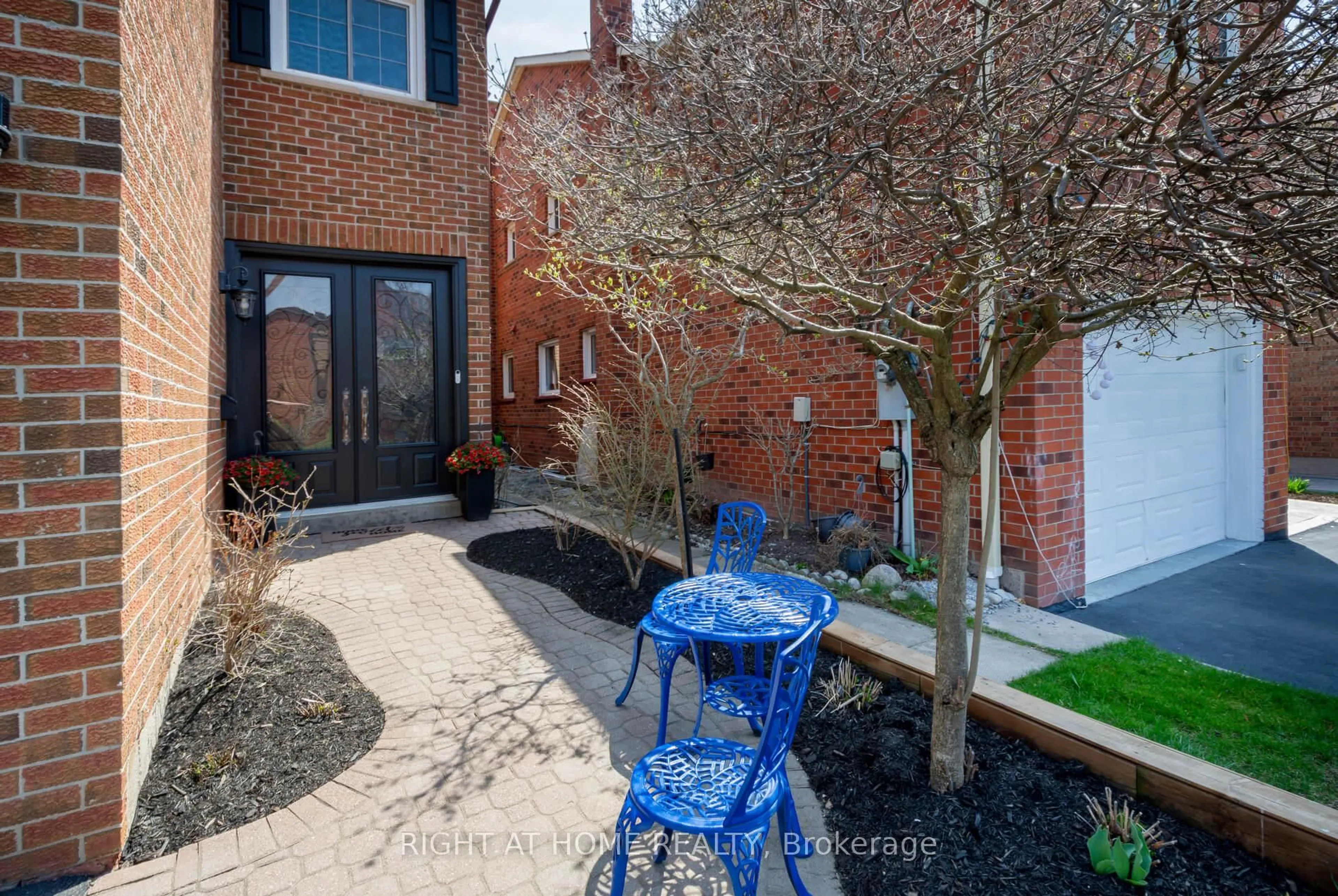 Home with brick exterior material, street for 938 Deer Ru, Mississauga Ontario L5C 4B2