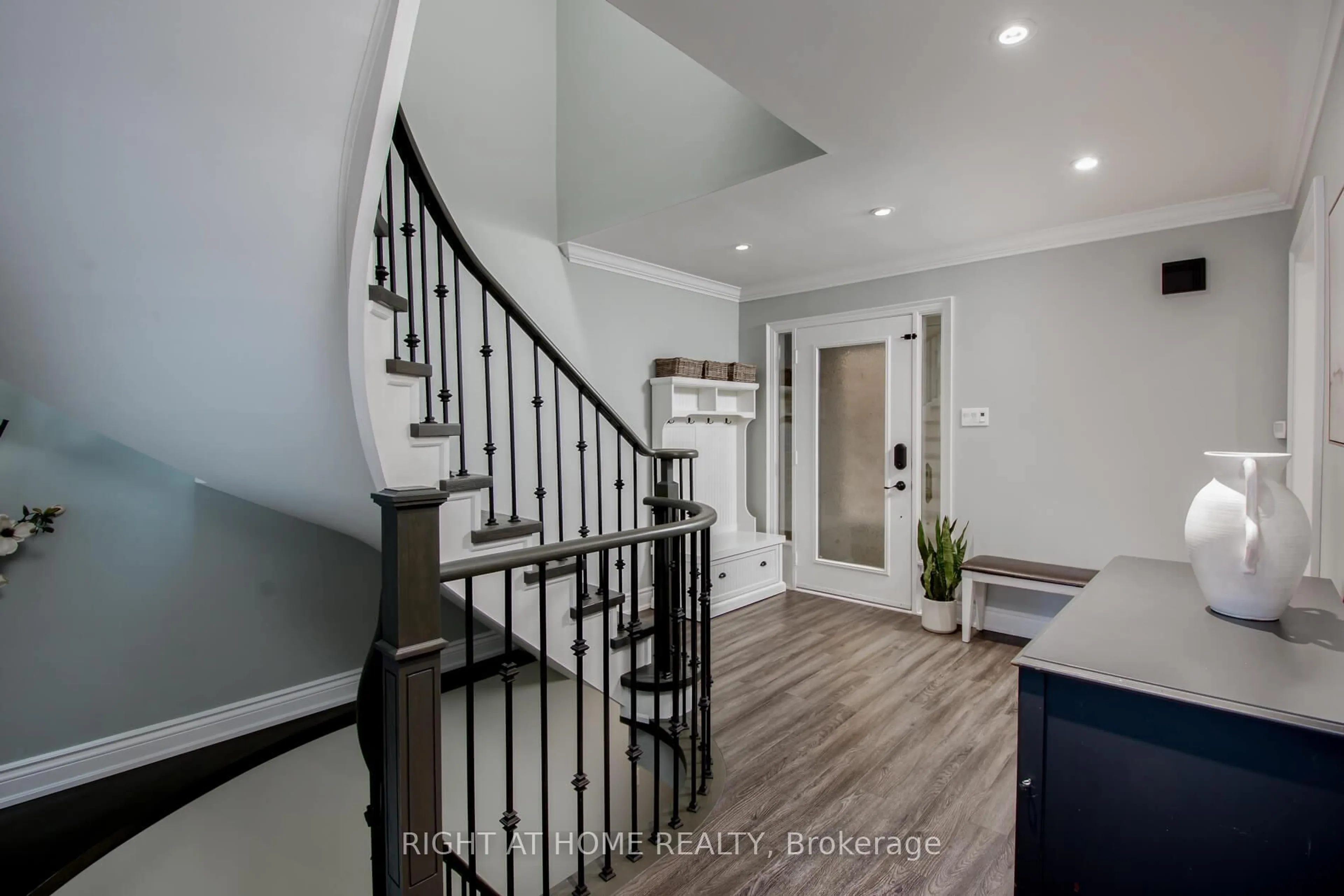 Indoor entryway for 938 Deer Ru, Mississauga Ontario L5C 4B2