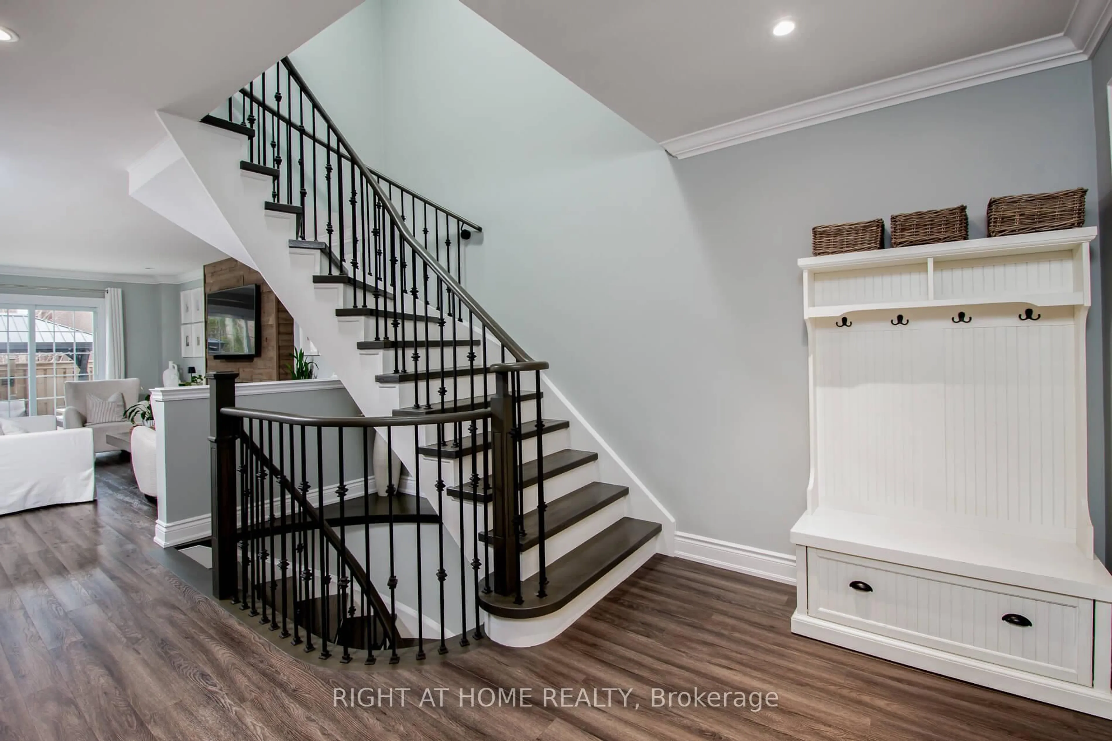 Stairs for 938 Deer Ru, Mississauga Ontario L5C 4B2