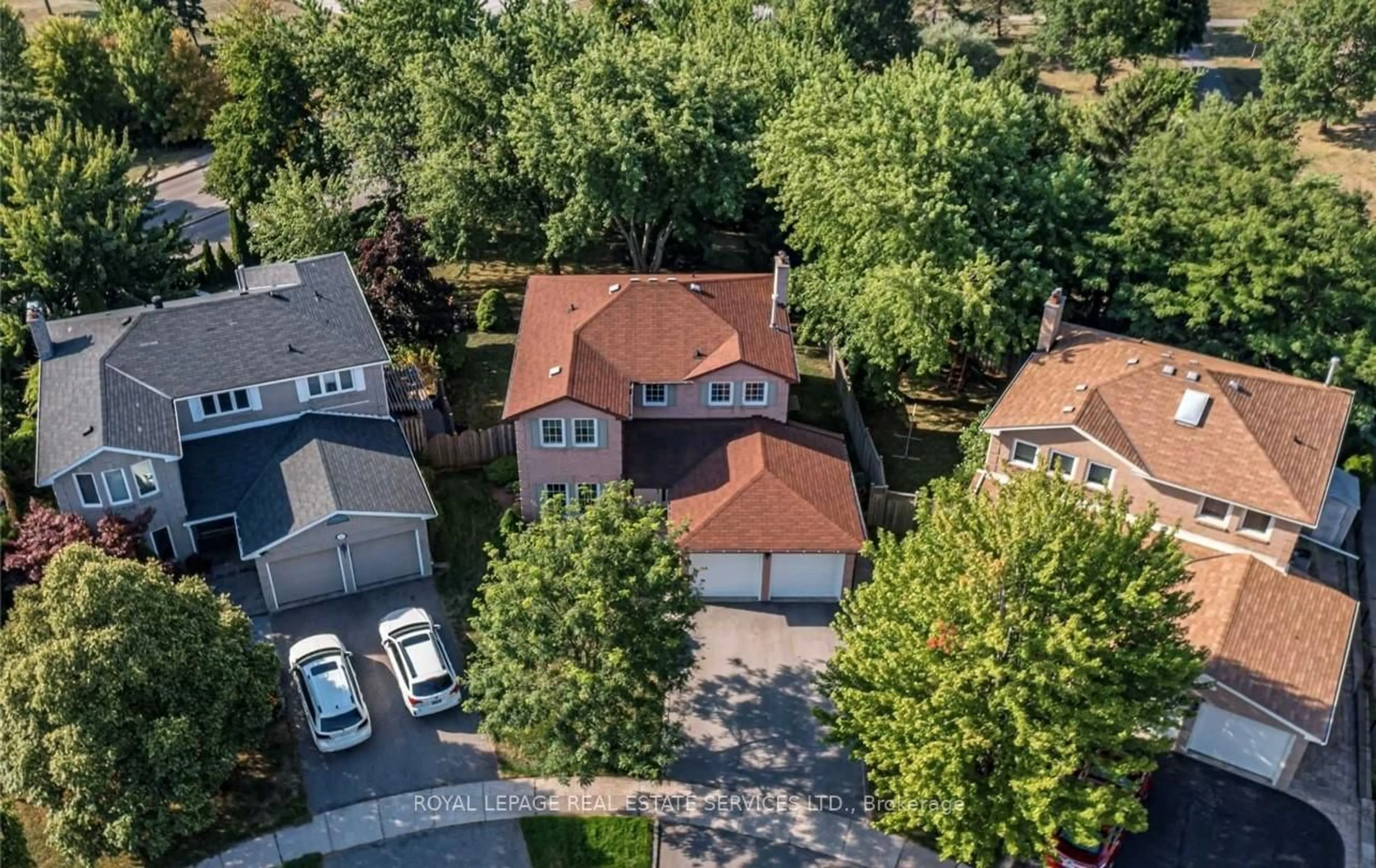 A pic from outside/outdoor area/front of a property/back of a property/a pic from drone, street for 455 Parklane Rd, Oakville Ontario L6H 4J9