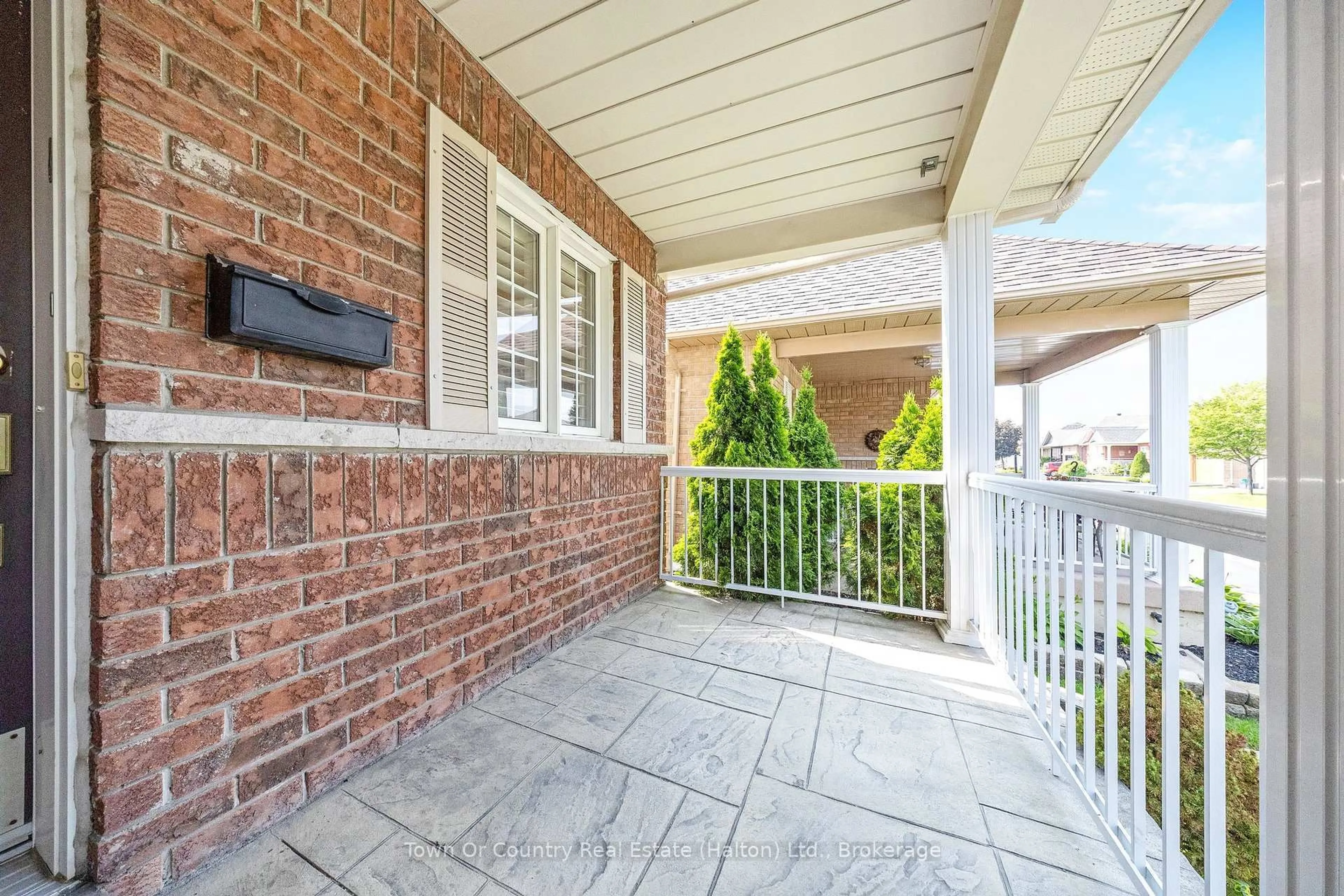 Patio, street for 330 Centennial Forest Dr, Milton Ontario L9T 5X3