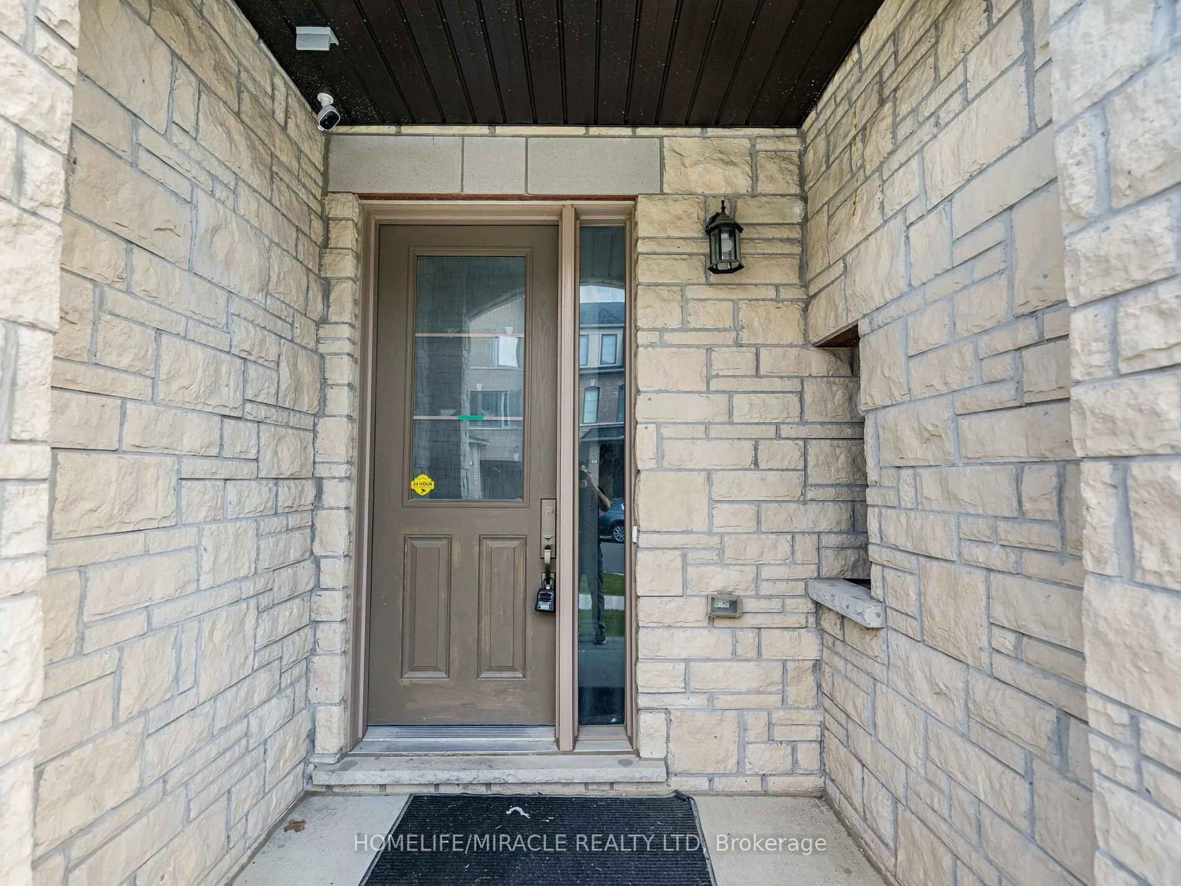 Indoor entryway for 106 Halliford Pl, Brampton Ontario L6P 4N6