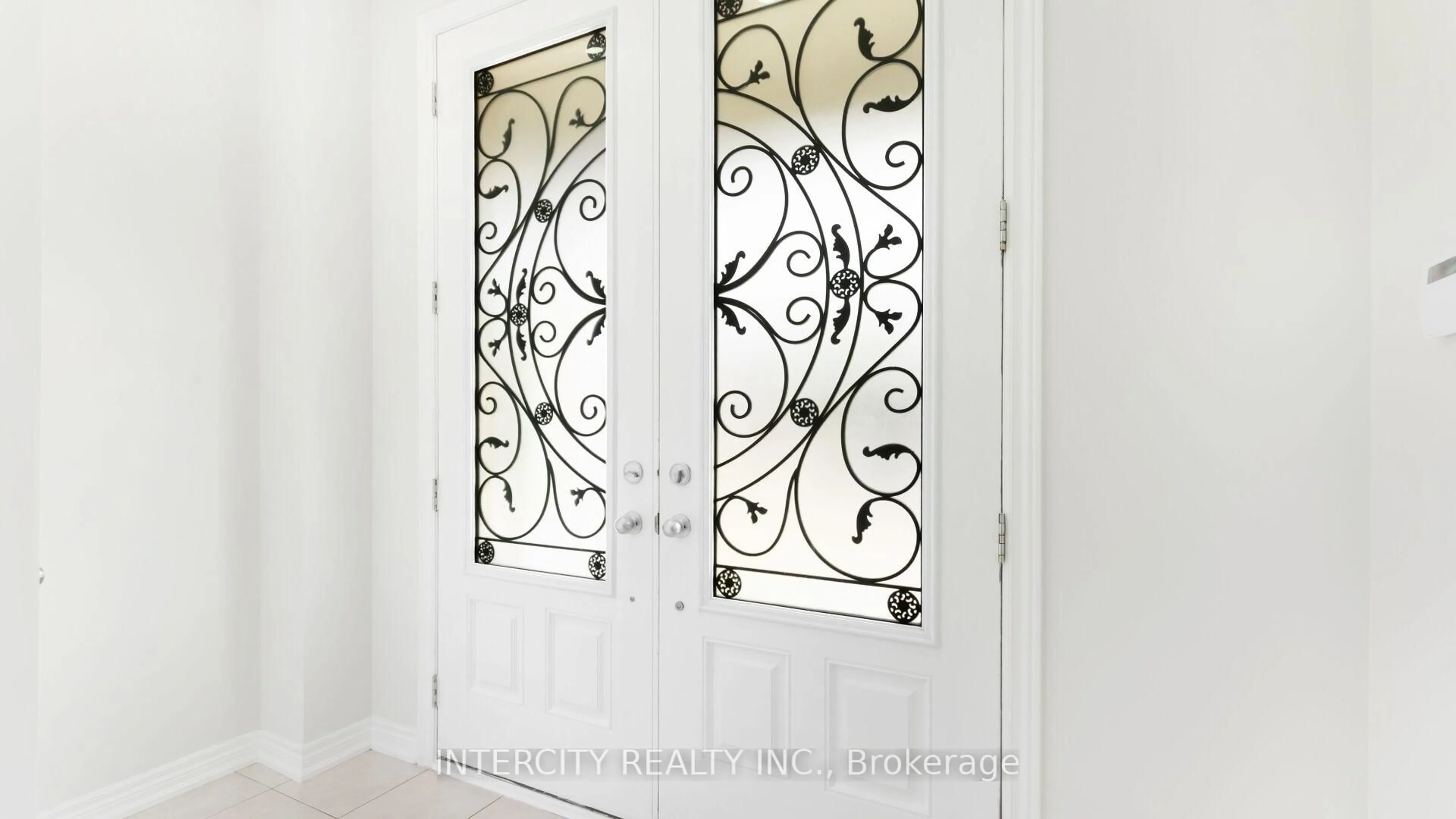Indoor entryway for 72 Campwood Cres, Brampton Ontario L6P 3S8