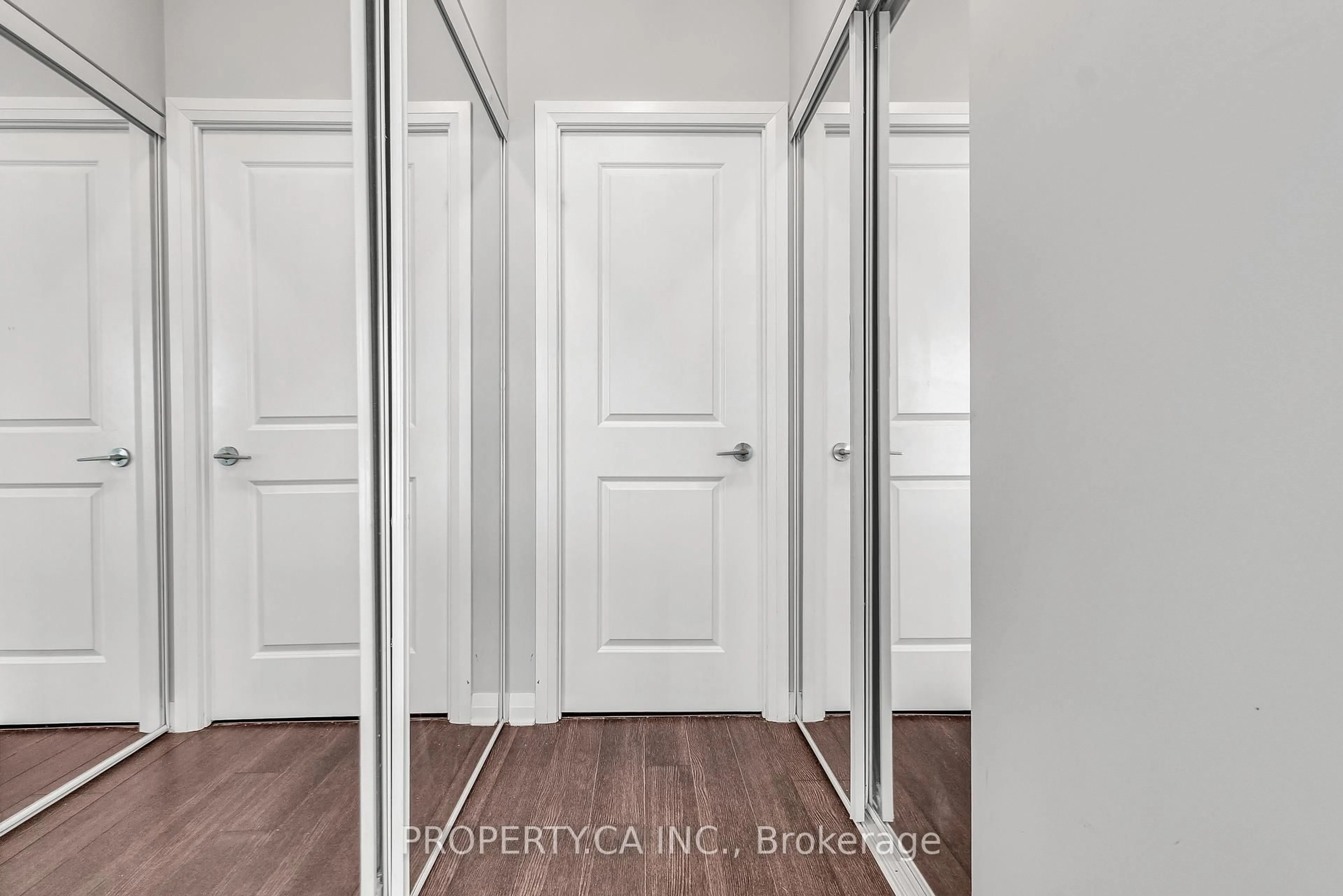 Indoor entryway for 55 Eglinton Ave #609, Mississauga Ontario L5R 0E4