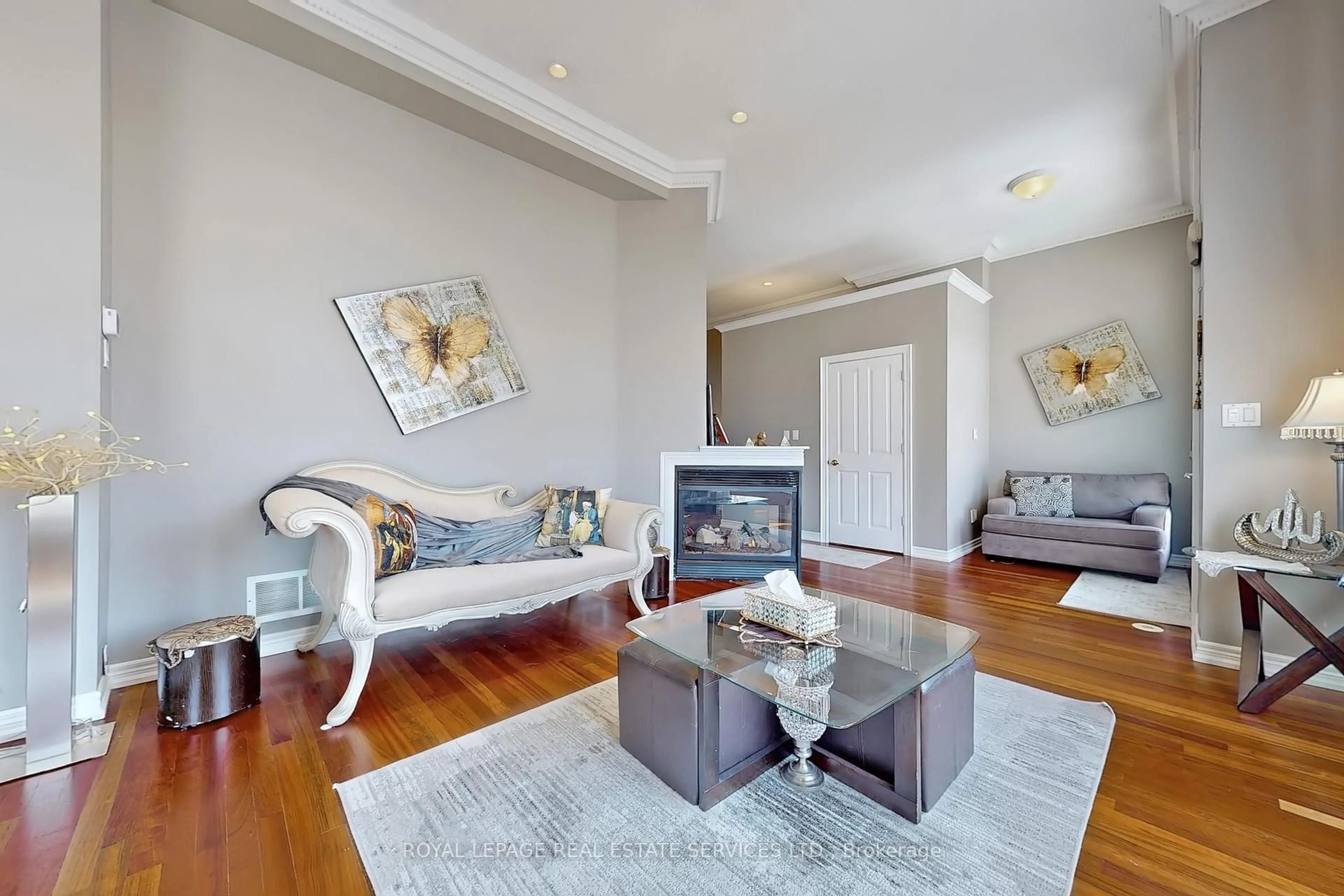 Living room with furniture, unknown for 5861 Tenth Line, Mississauga Ontario L5M 6V4