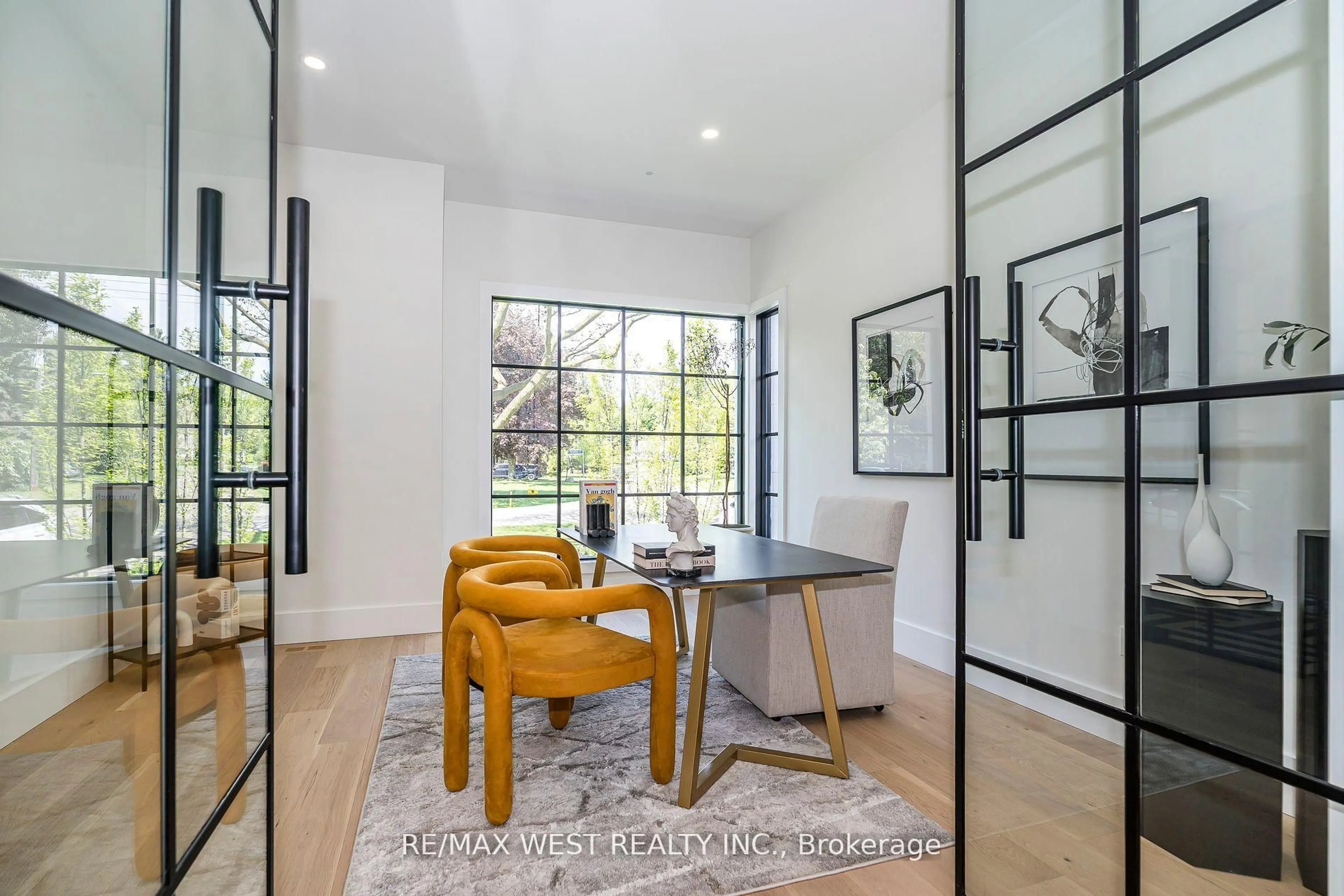 Indoor entryway for 29 Bromley Cres, Toronto Ontario M9A 3X1