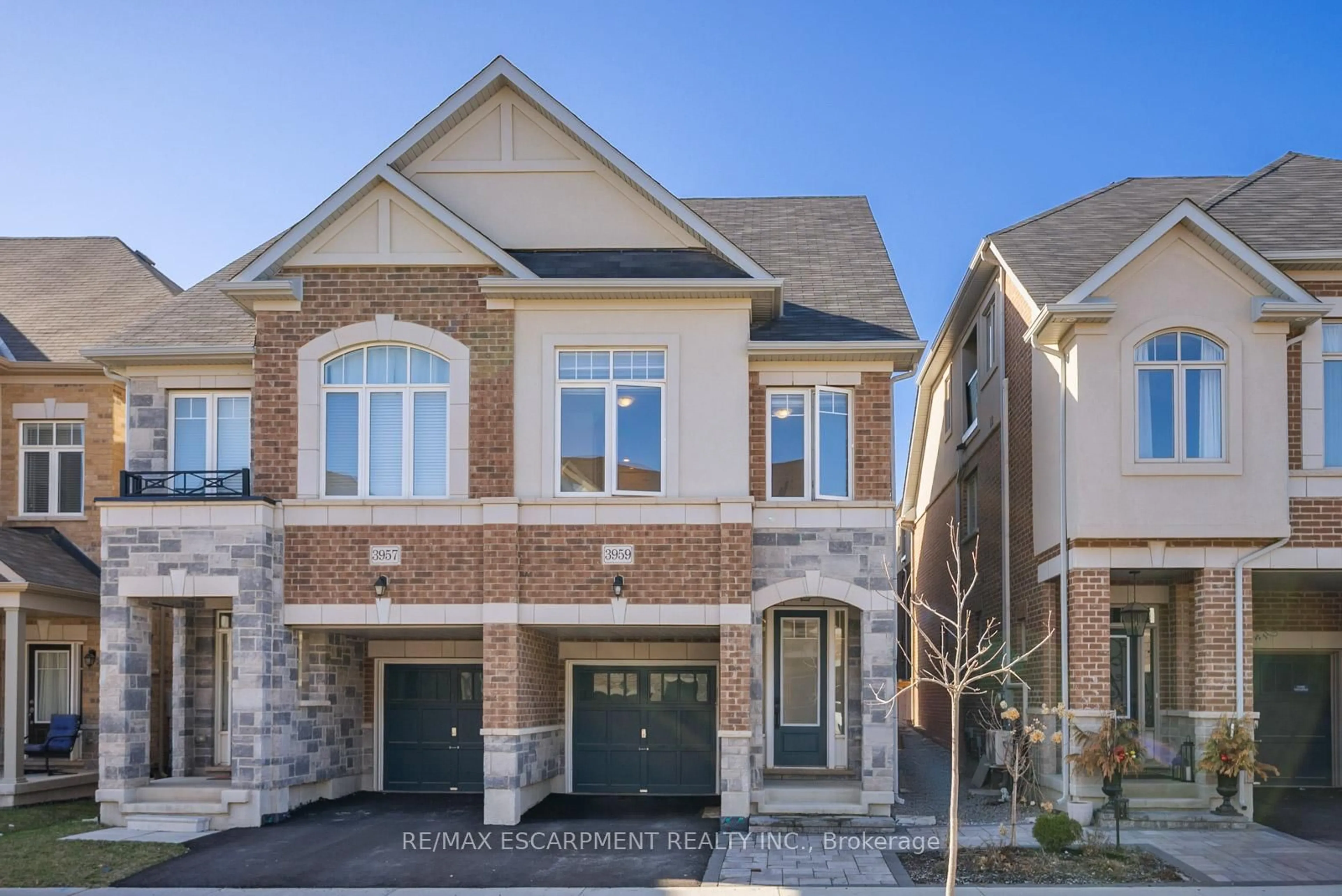 Home with brick exterior material, street for 3959 Koenig Rd, Burlington Ontario L7M 0Z7