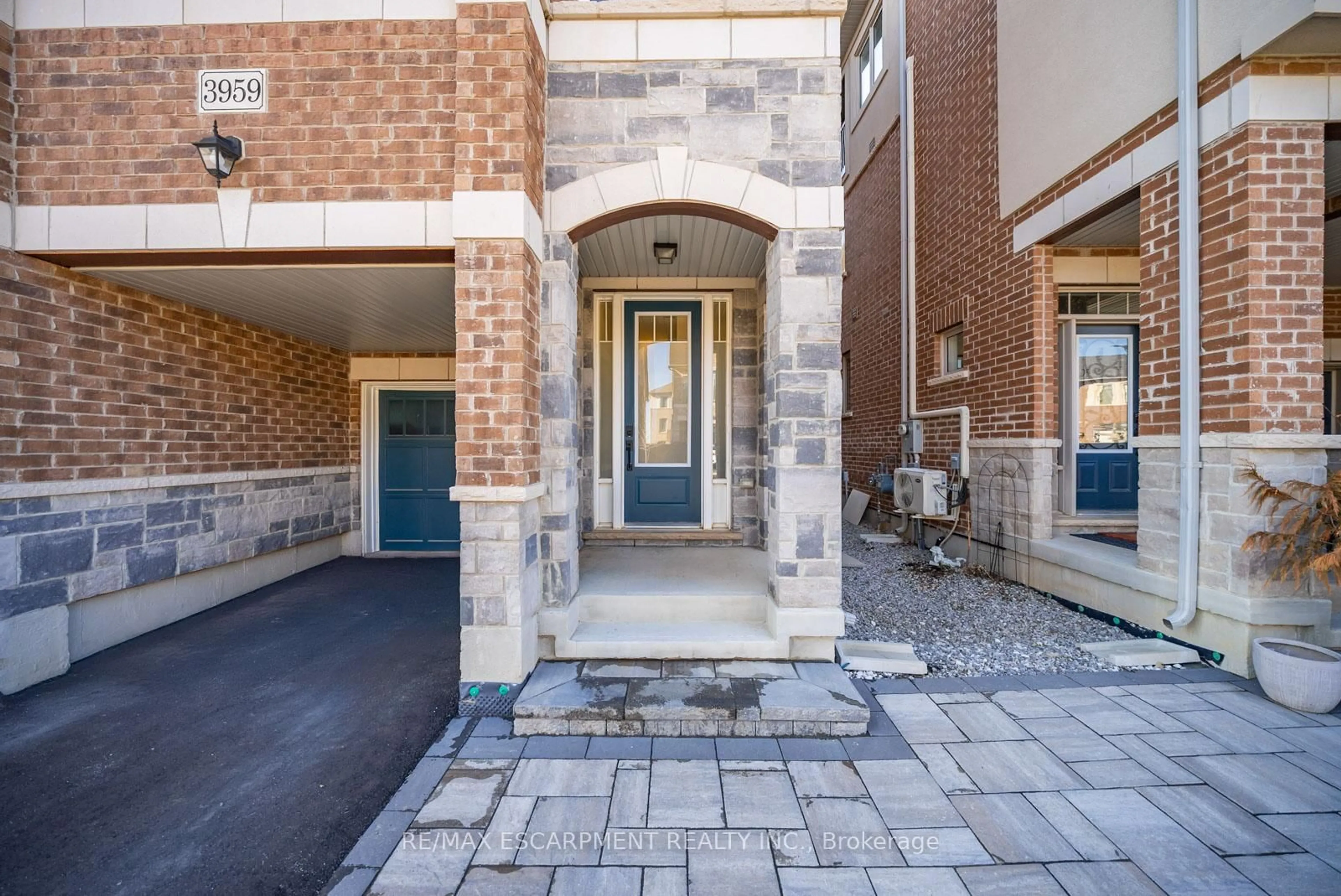 Indoor foyer for 3959 Koenig Rd, Burlington Ontario L7M 0Z7
