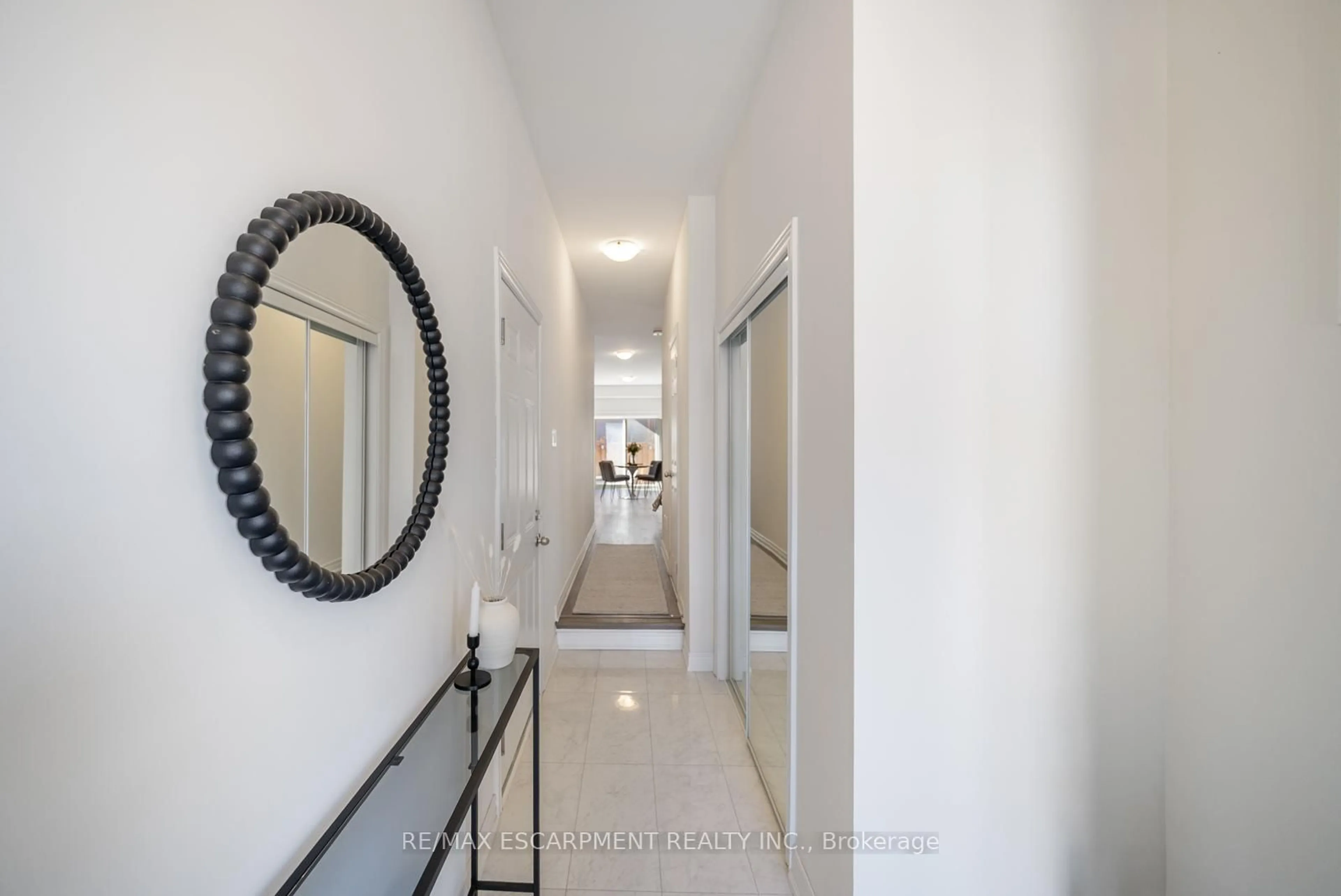 Indoor entryway for 3959 Koenig Rd, Burlington Ontario L7M 0Z7