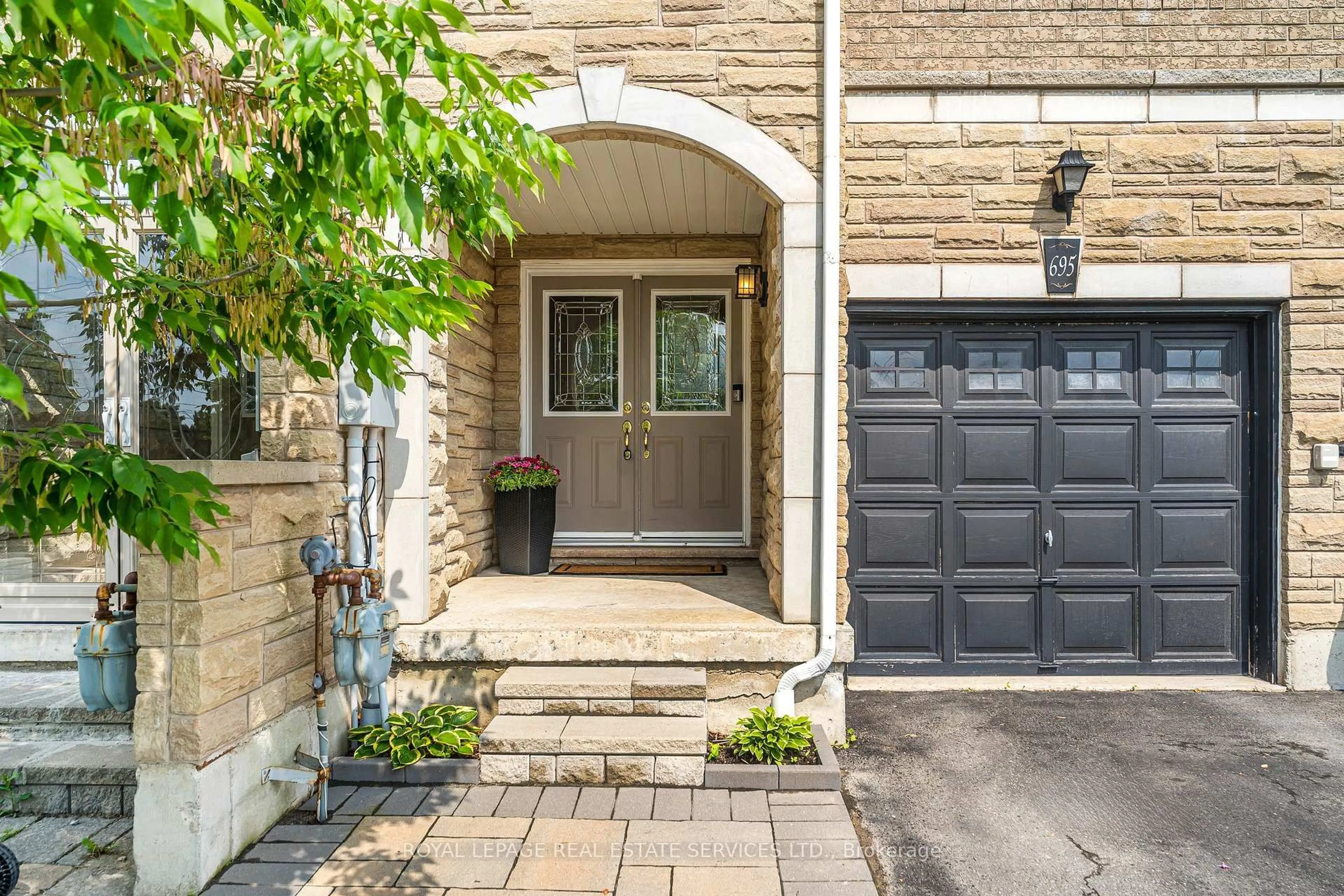 Indoor entryway for 695 Candlestick Circ, Mississauga Ontario L4Z 0B4