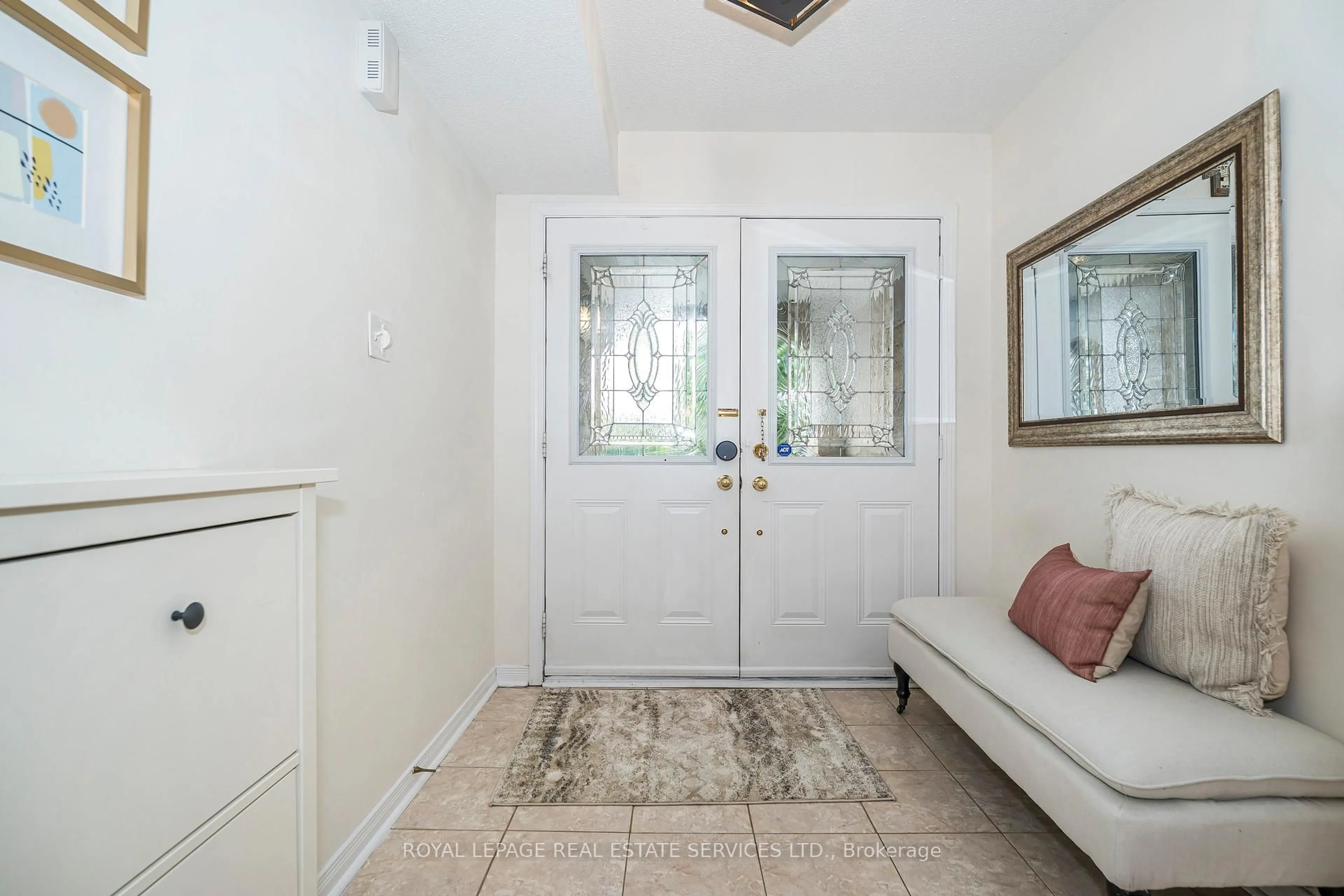 Indoor entryway for 695 Candlestick Circ, Mississauga Ontario L4Z 0B4