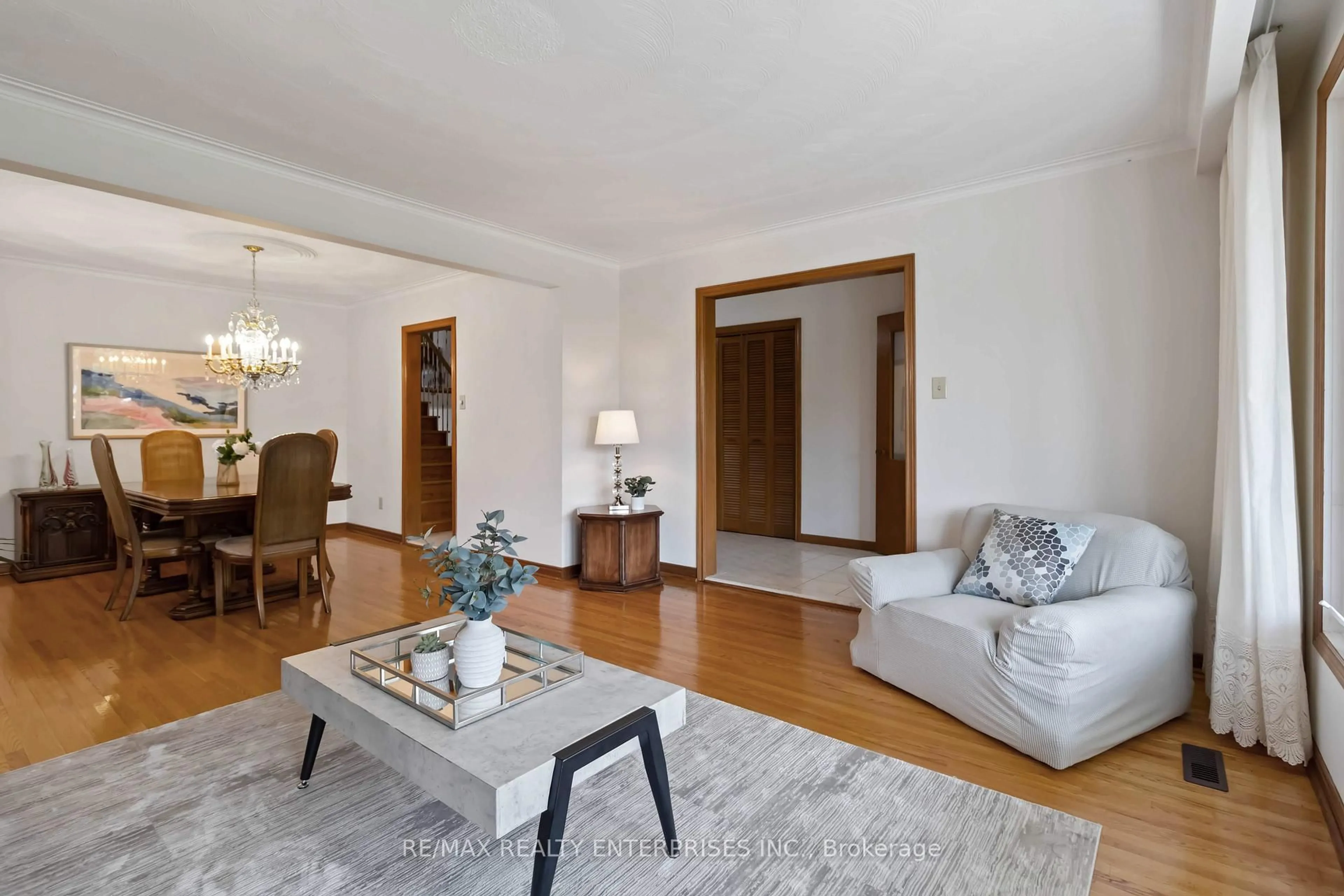 Living room with furniture, wood/laminate floor for 720 Eversley Dr, Mississauga Ontario L5A 2C9