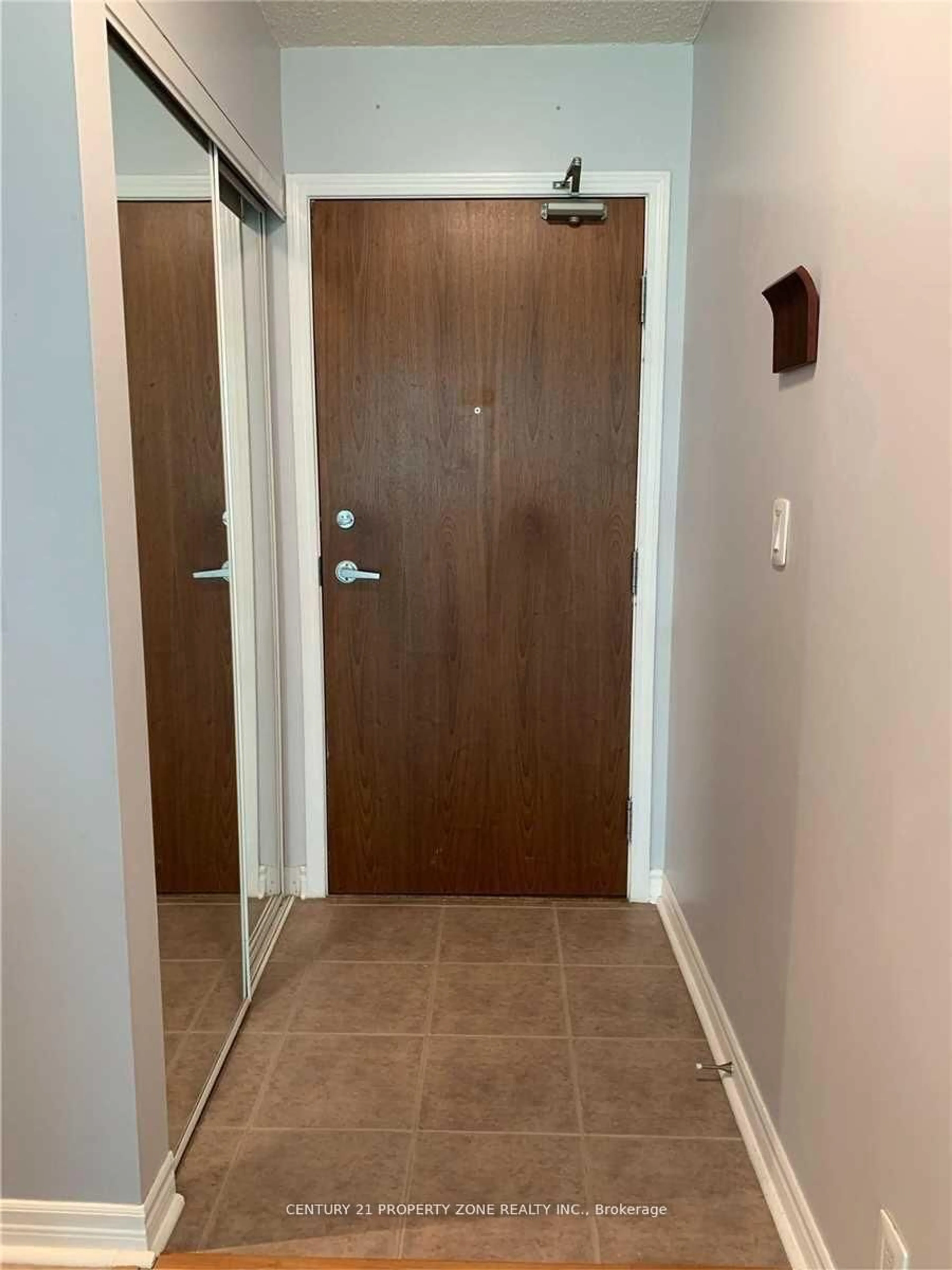 Indoor entryway for 33 Elm Dr #405, Mississauga Ontario L5B 4M2