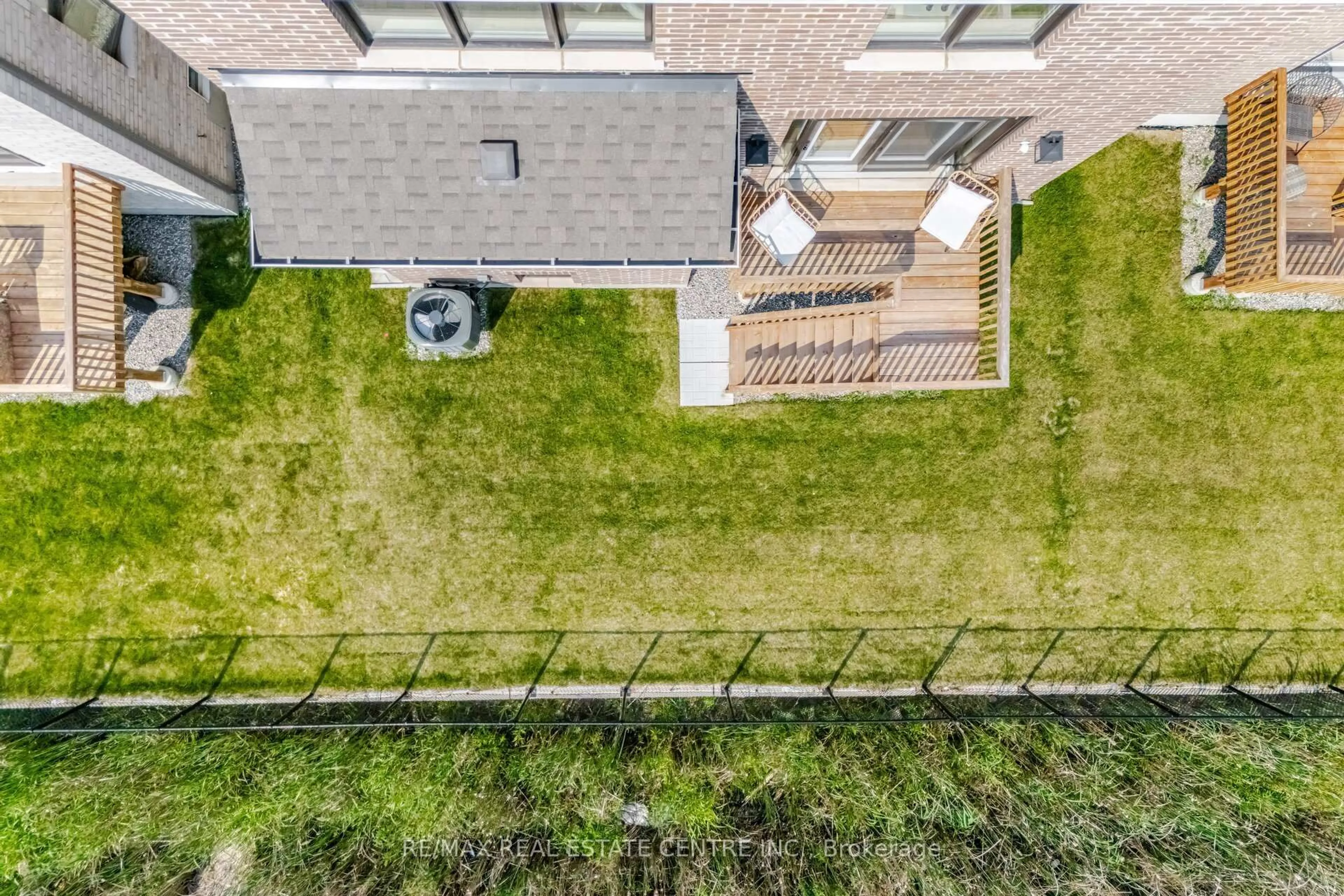 A pic from outside/outdoor area/front of a property/back of a property/a pic from drone, street for 3339 Harasym Tr, Oakville Ontario L6M 5N8