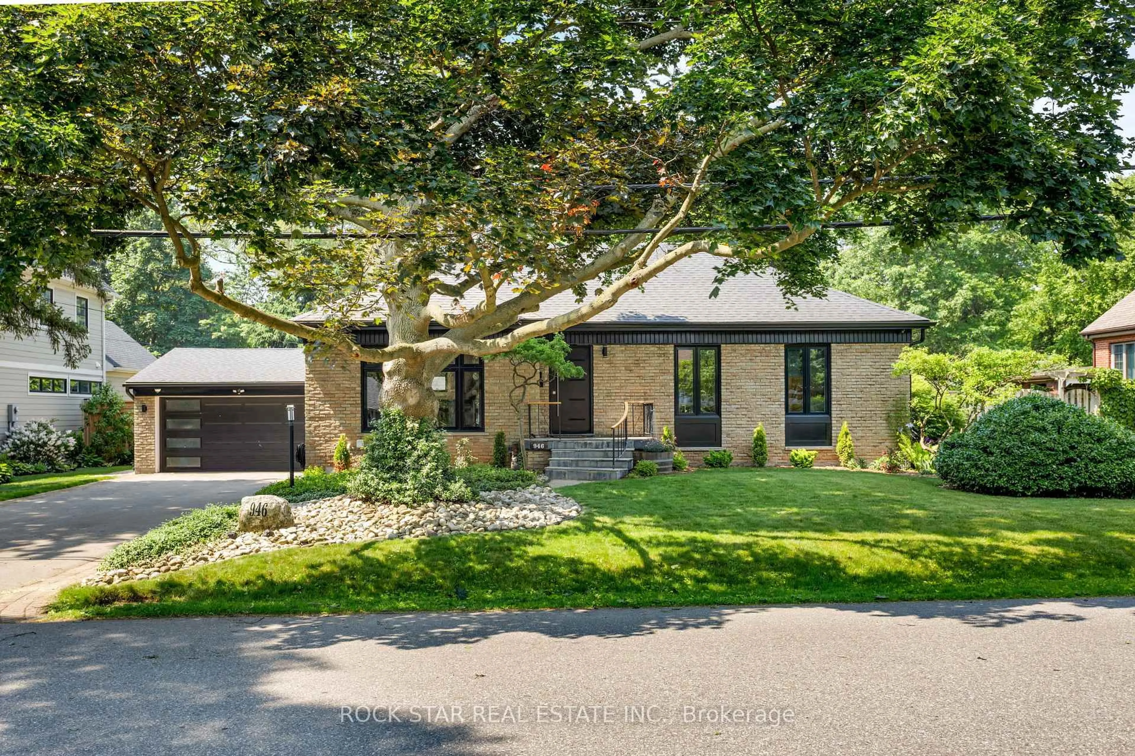Home with brick exterior material, street for 946 Glenwood Ave, Burlington Ontario L7T 2K2