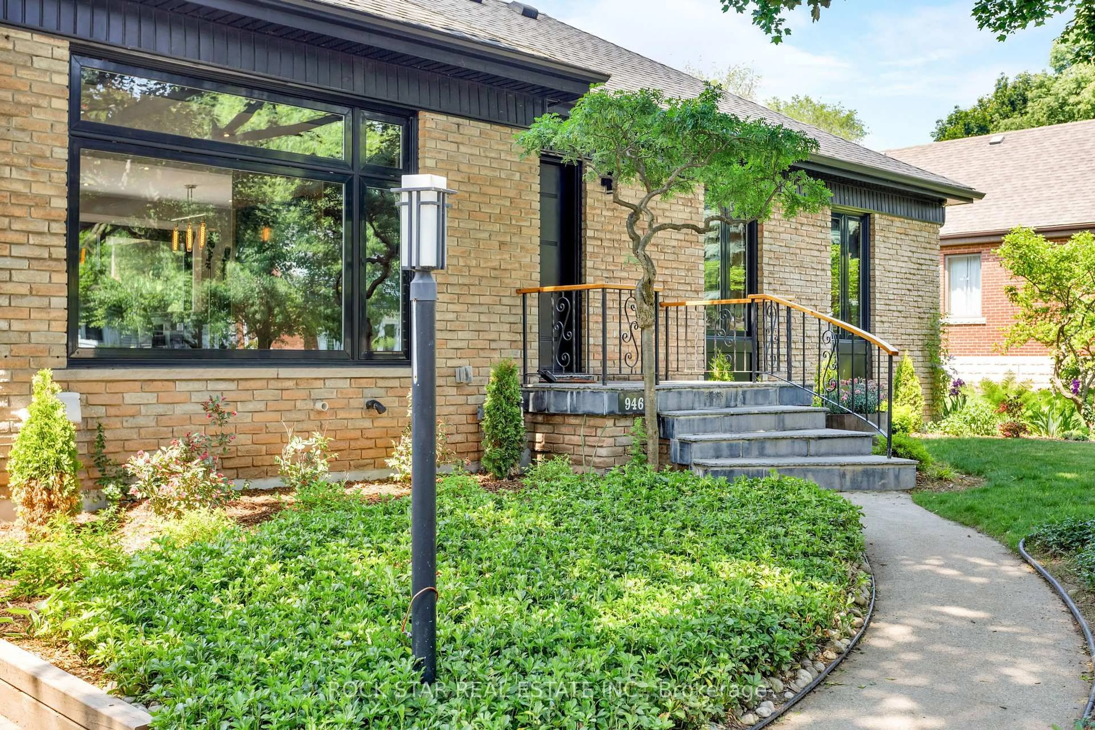 Home with brick exterior material, street for 946 Glenwood Ave, Burlington Ontario L7T 2K2