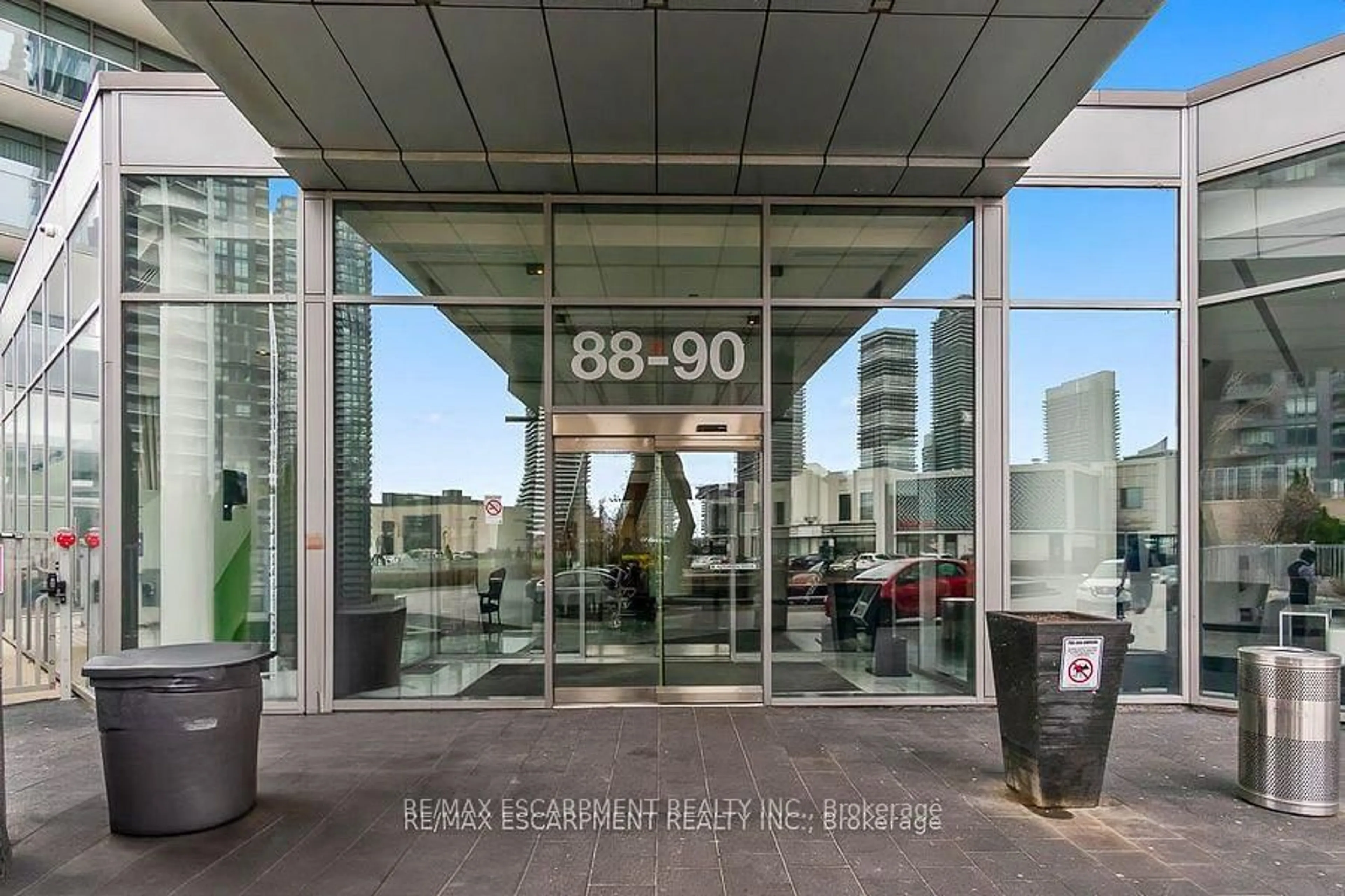 Indoor foyer for 88 Park Lawn Rd #607, Toronto Ontario M8Y 0B5