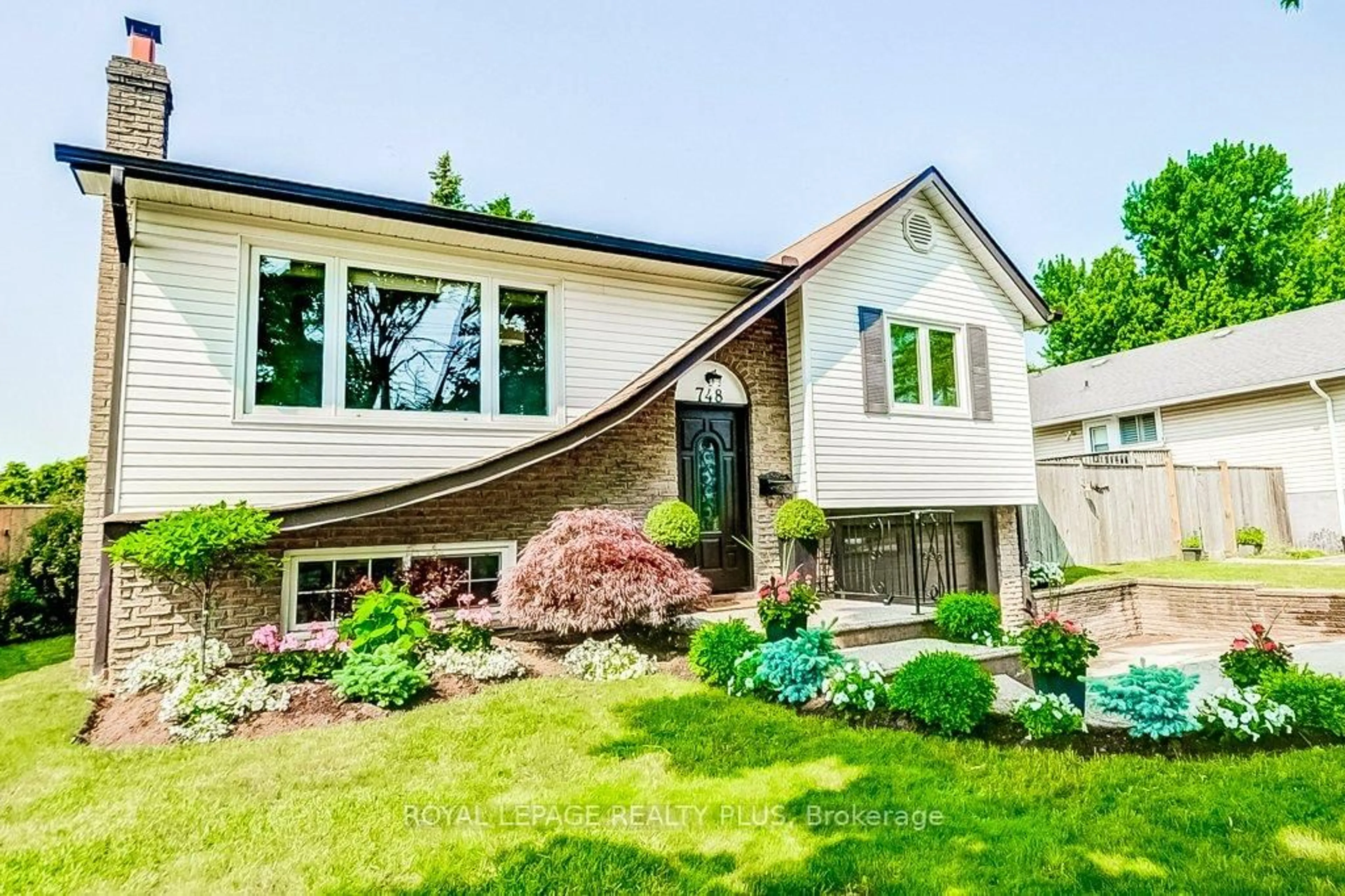 Home with vinyl exterior material, street for 748 Francis Rd, Burlington Ontario L7T 4A3
