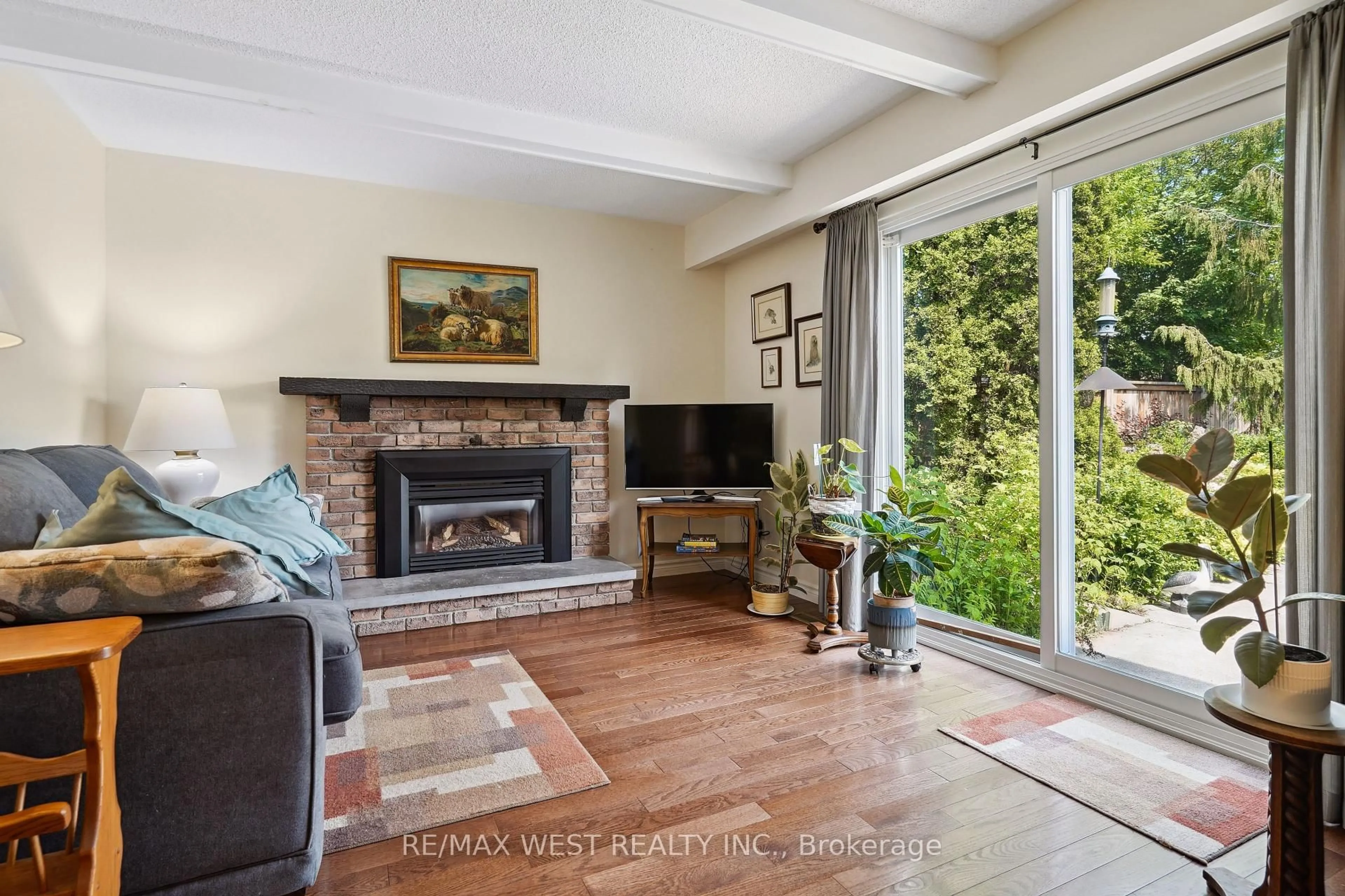 Living room with furniture, unknown for 1820 Matena Ave, Mississauga Ontario L5J 1G3