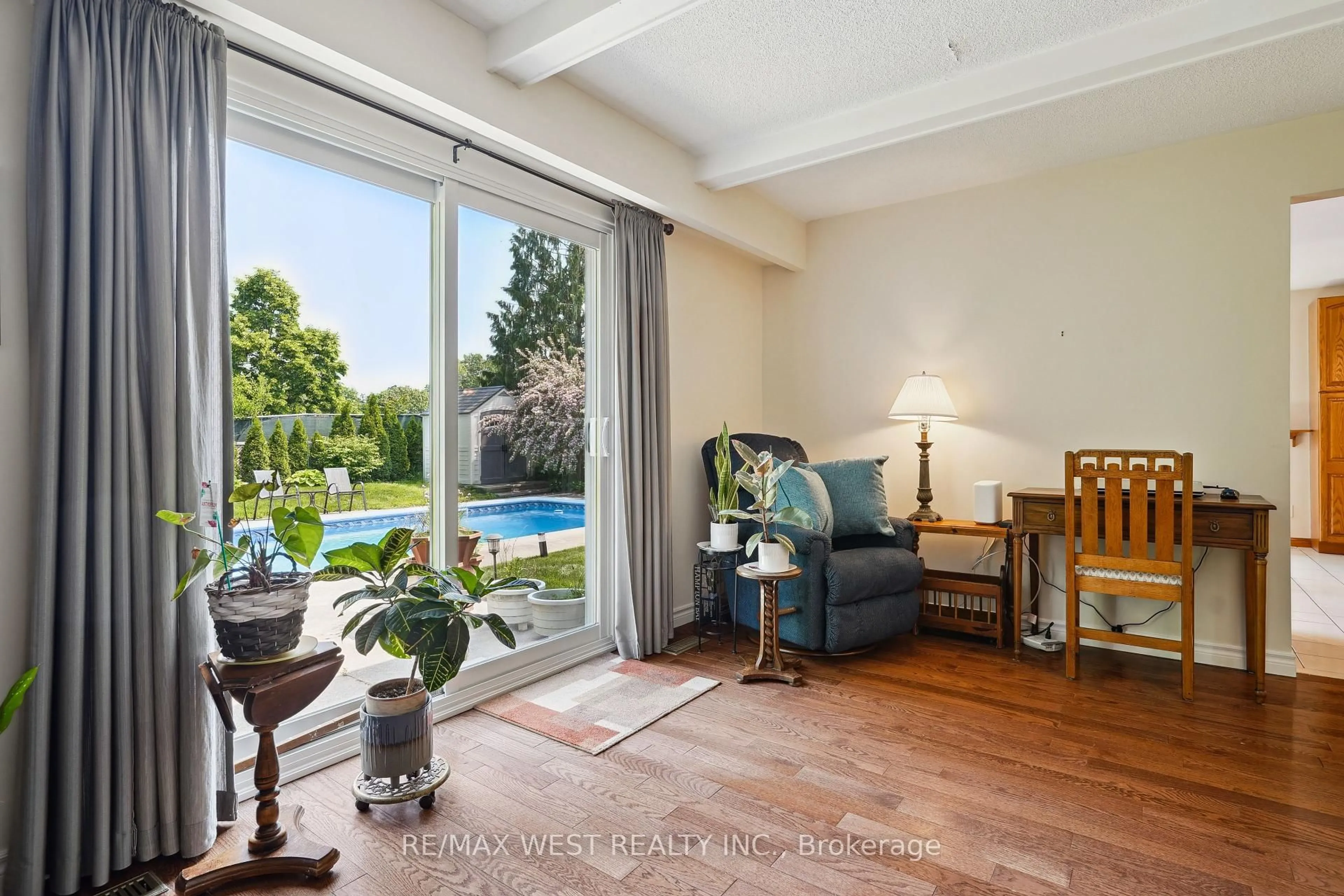 Indoor foyer for 1820 Matena Ave, Mississauga Ontario L5J 1G3