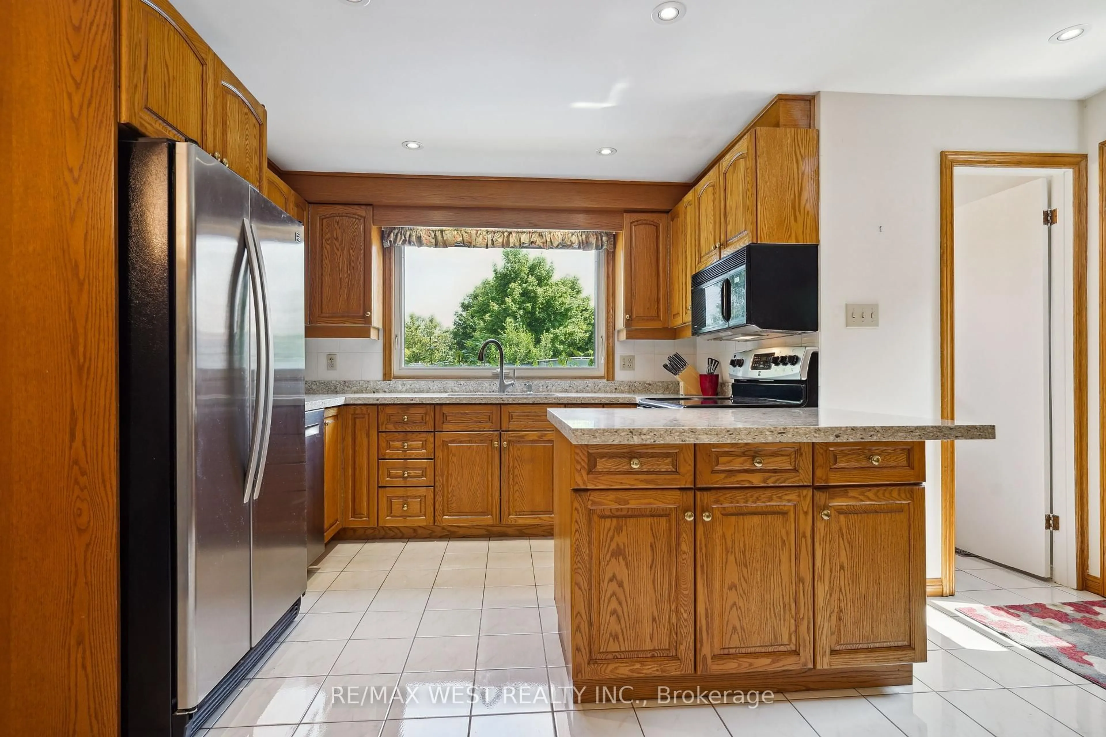 Standard kitchen, ceramic/tile floor for 1820 Matena Ave, Mississauga Ontario L5J 1G3