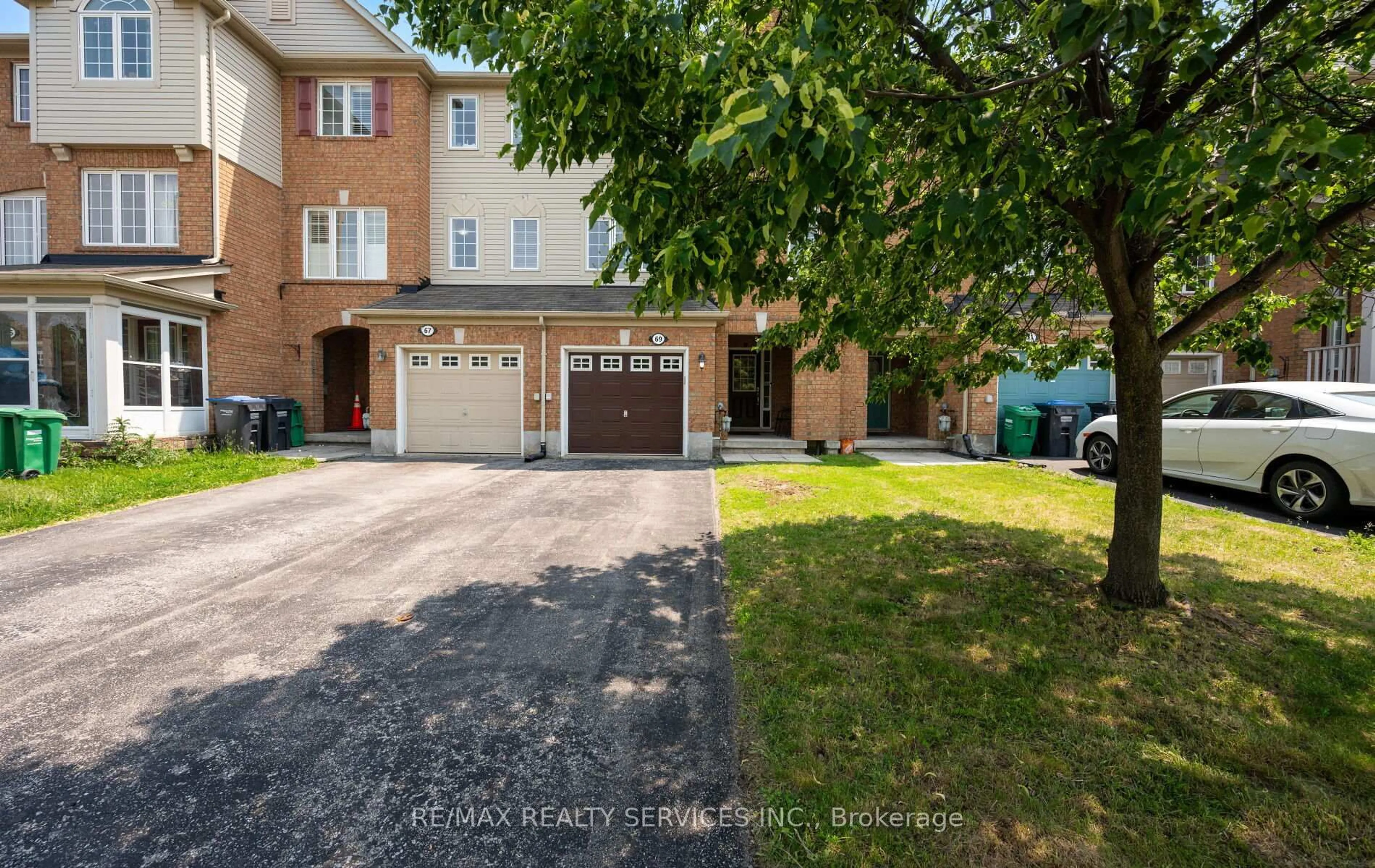 A pic from outside/outdoor area/front of a property/back of a property/a pic from drone, street for 69 Decker Hollow Circ, Brampton Ontario L6X 0L5