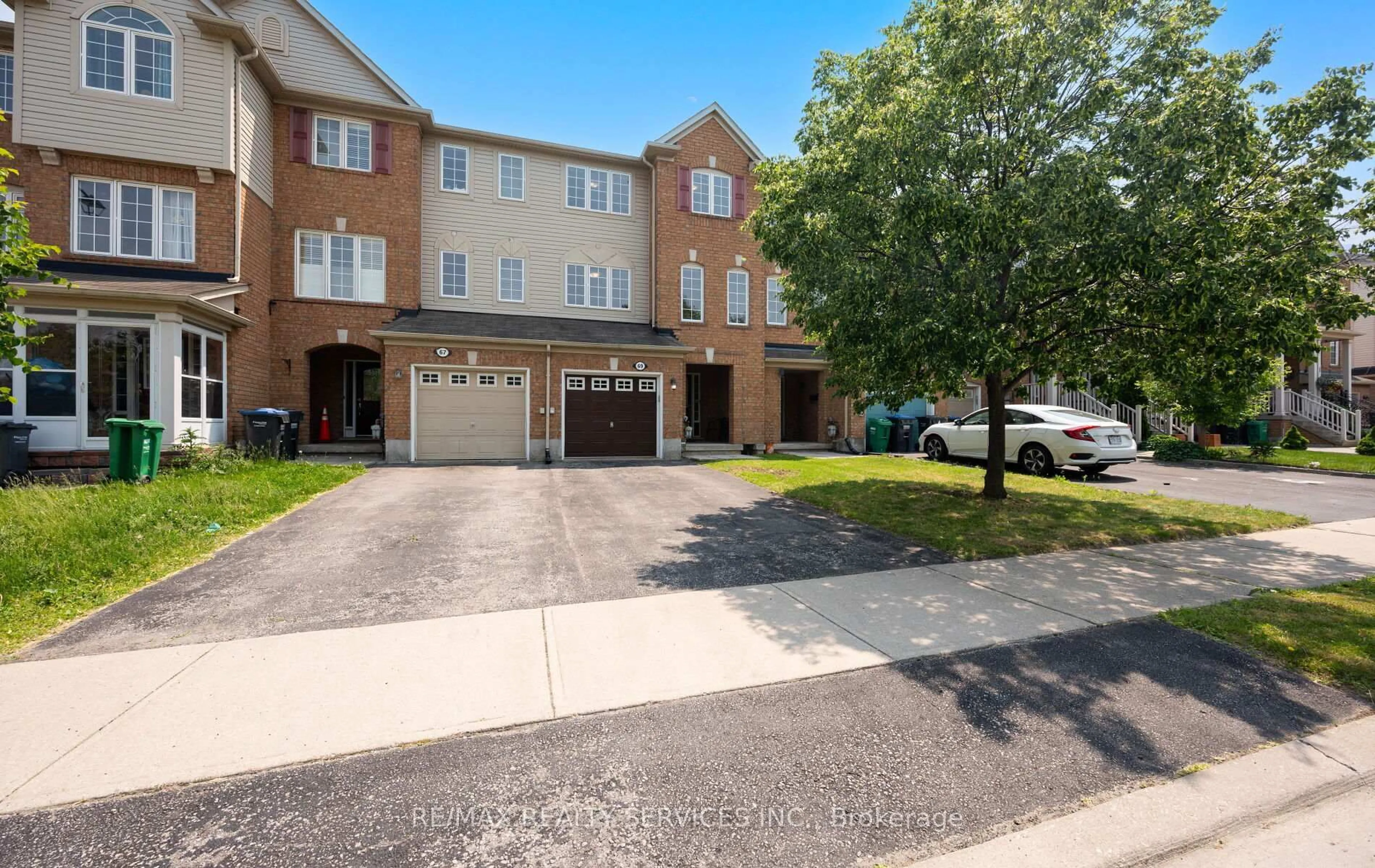 A pic from outside/outdoor area/front of a property/back of a property/a pic from drone, street for 69 Decker Hollow Circ, Brampton Ontario L6X 0L5