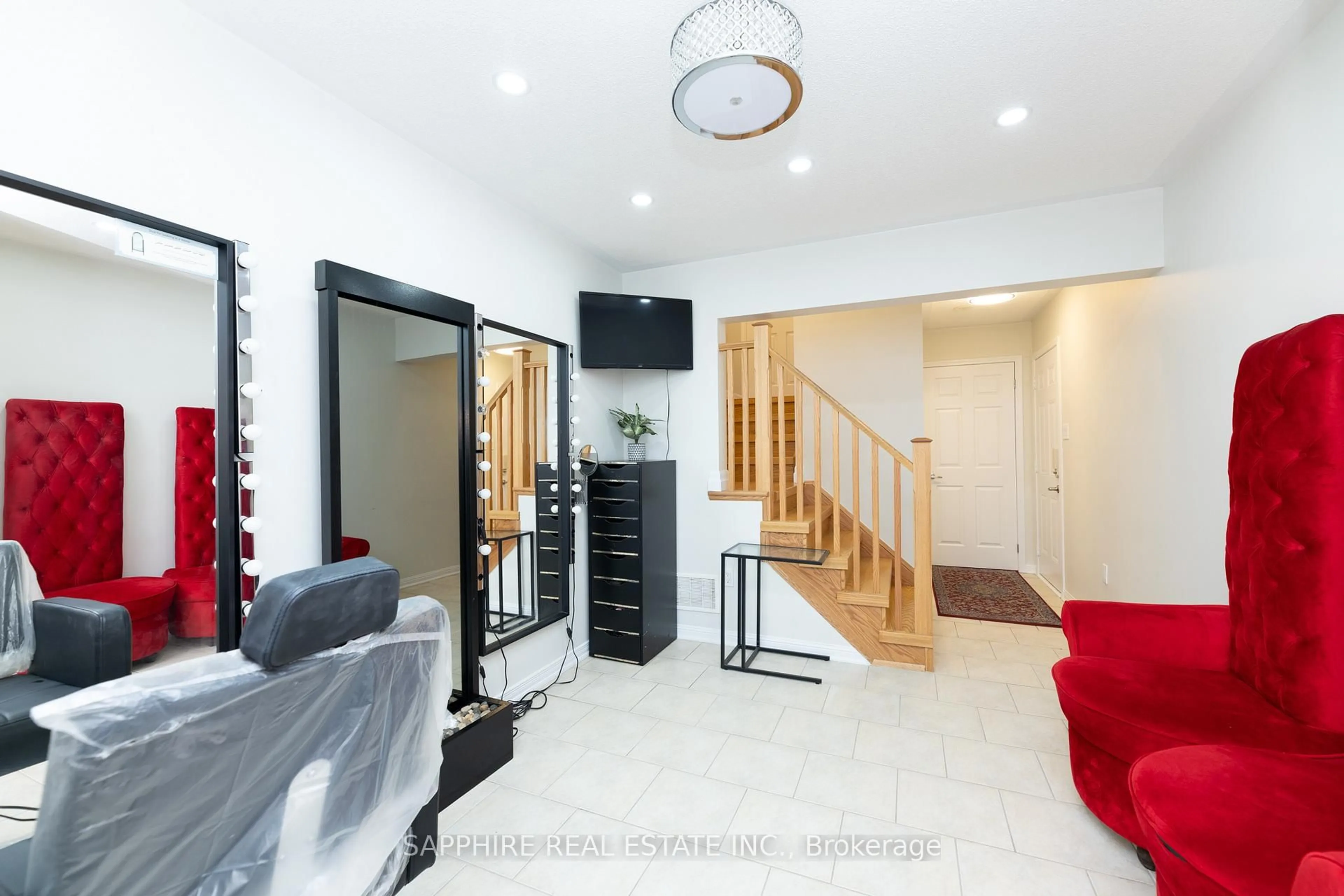 Indoor foyer for 6020 Derry Rd #79, Milton Ontario L9T 8L6