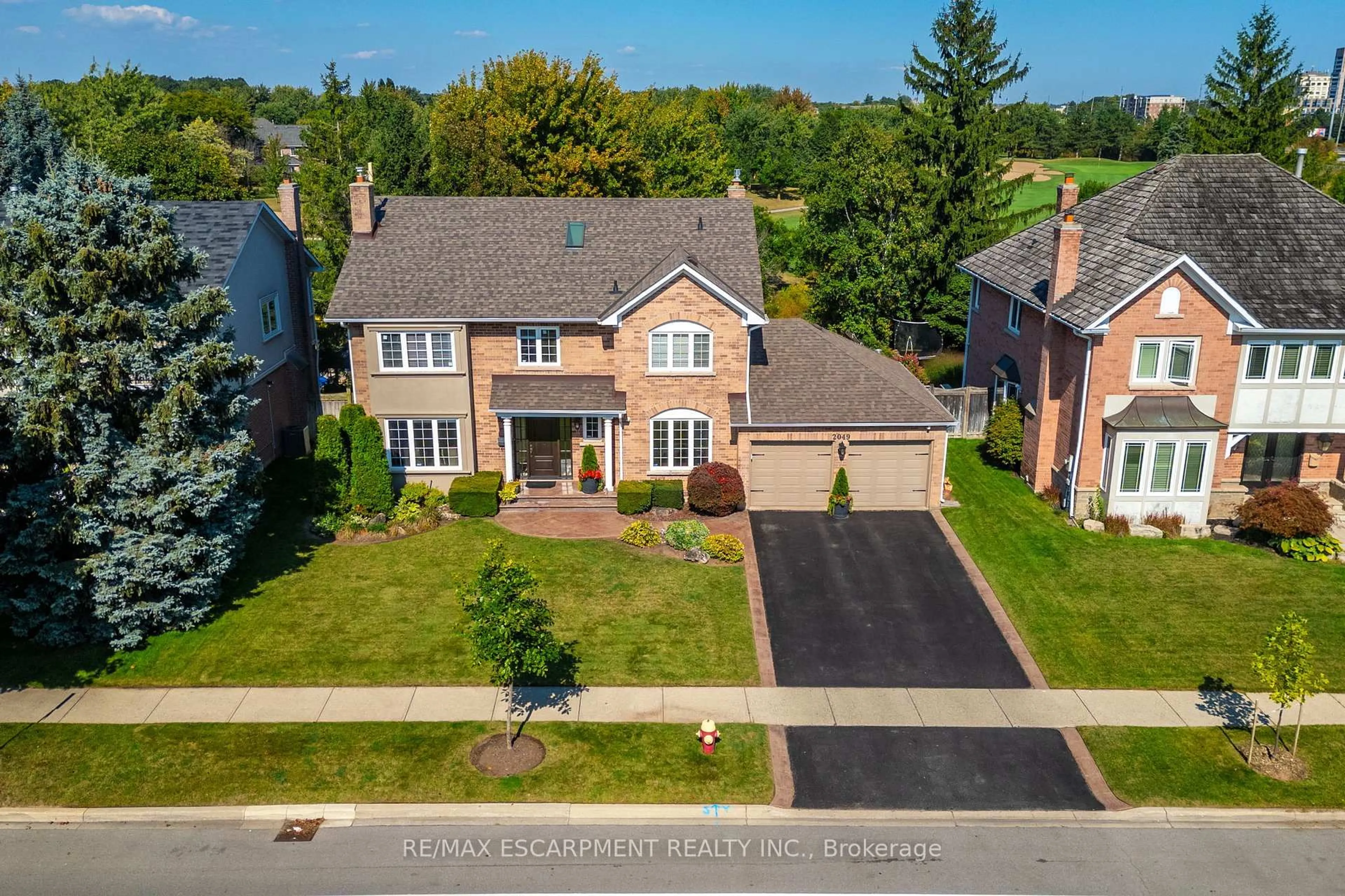 A pic from outside/outdoor area/front of a property/back of a property/a pic from drone, street for 2049 Country Club Dr, Burlington Ontario L7M 3Z2